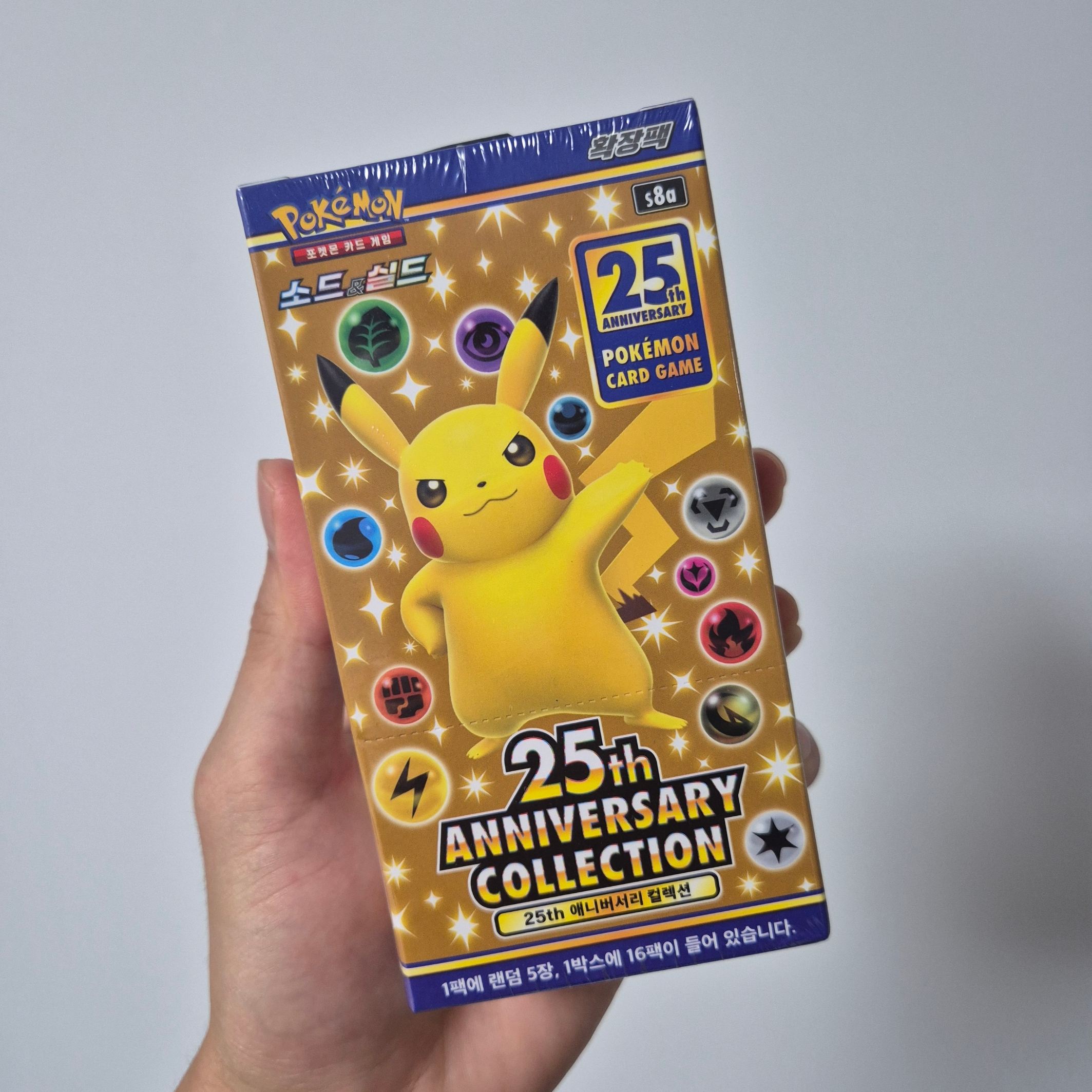 Pokemon TCG Sword & Shield Expansion Pack 25th Anniversary Collection Box (Pack of 16) 착용 스타일