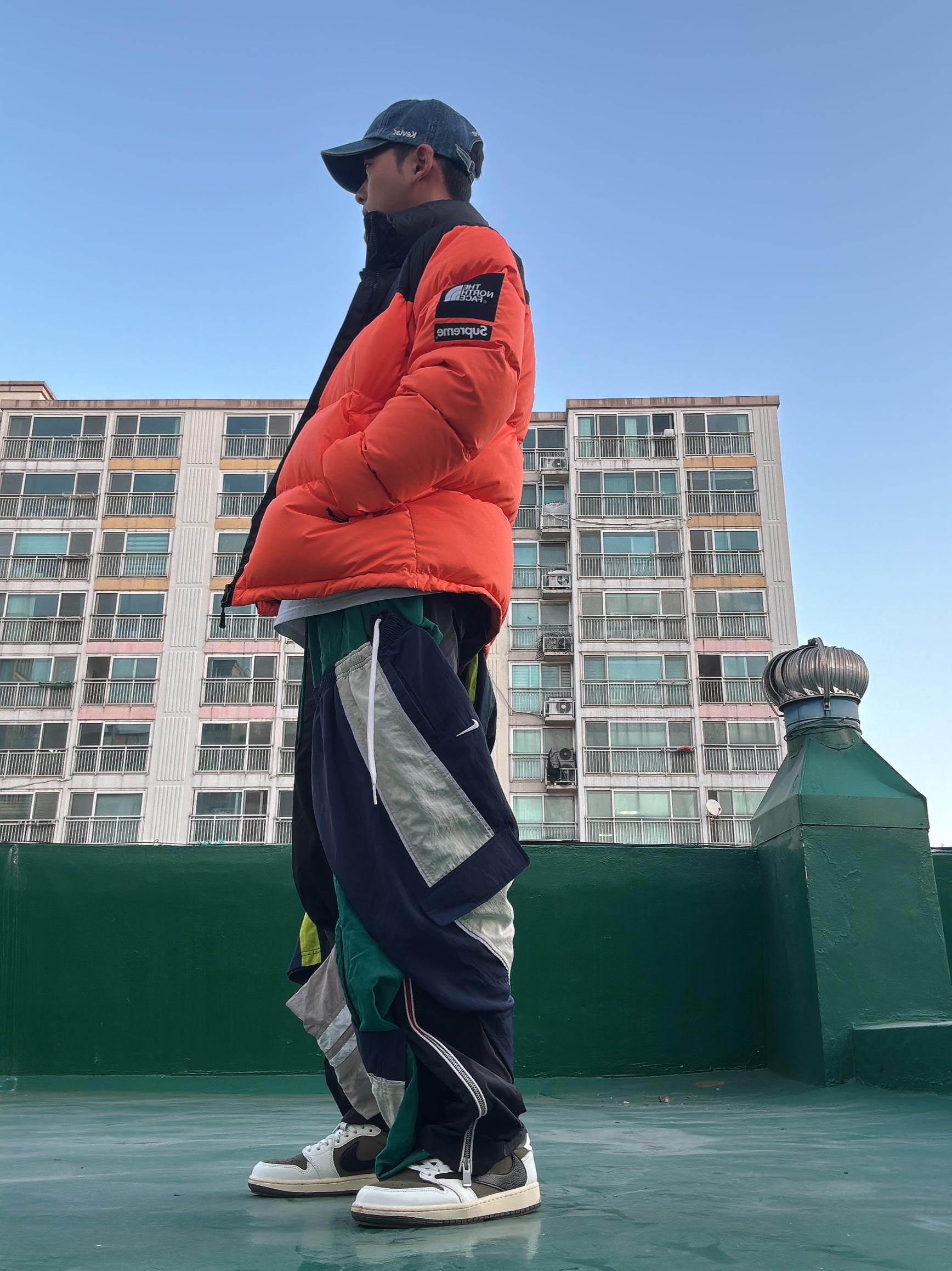 Supreme Kevlar Denim S Logo 6-Panel Indigo - 22SS, Supreme x The North Face Nuptse Orange - 16FW 착용 스타일 - 2