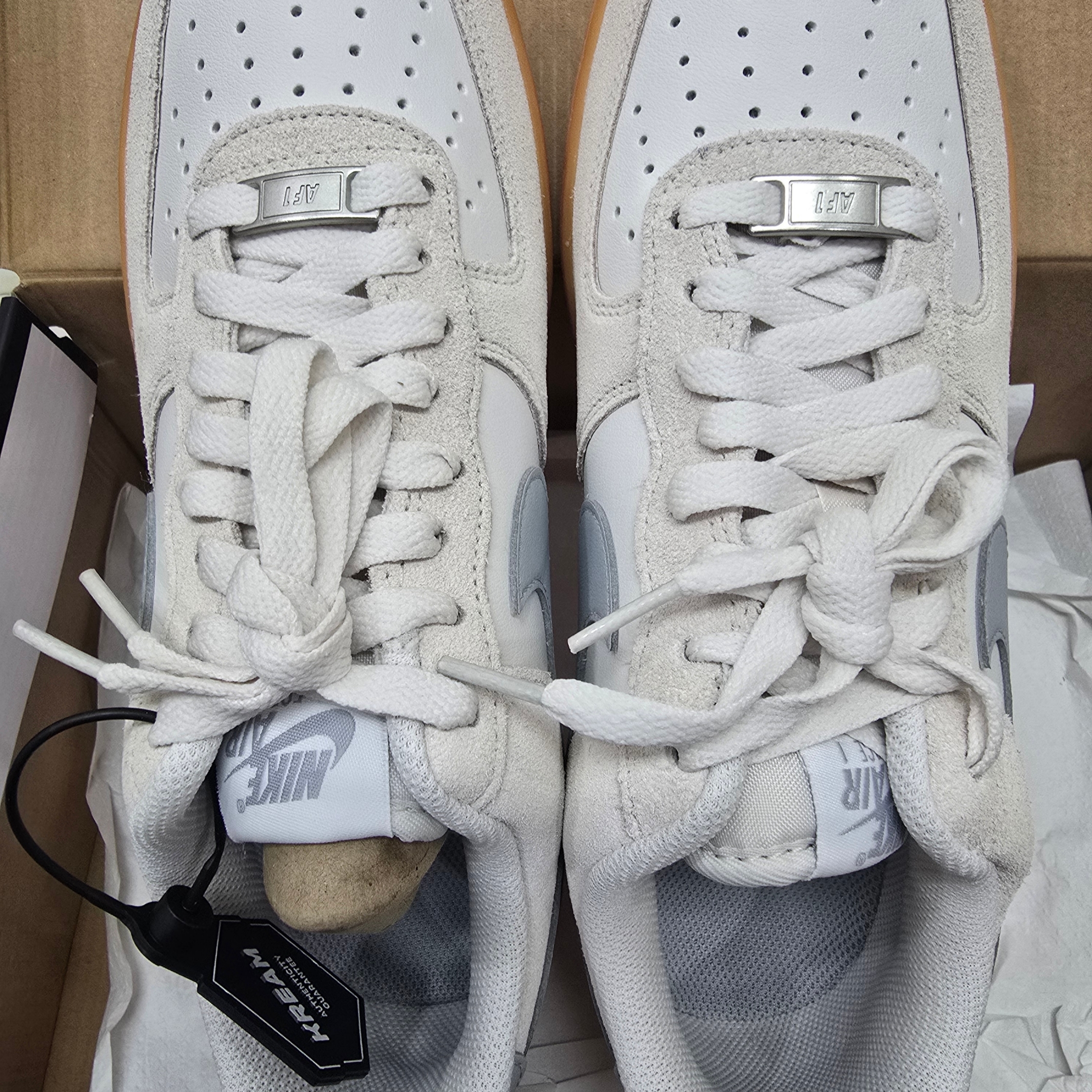 Nike Air Force 1 '07 LV8 Phantom Light Smoke Gum 착용 스타일