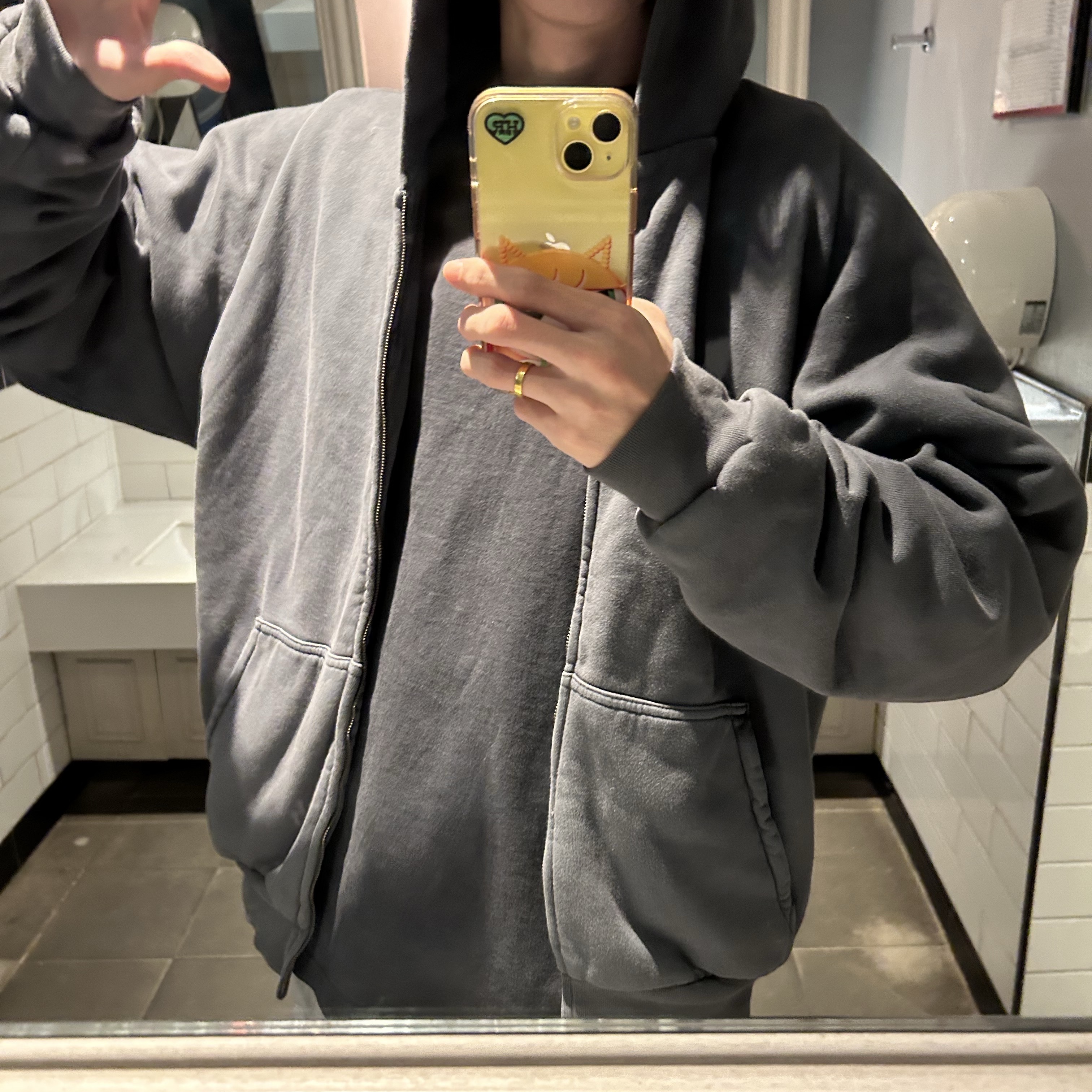Yeezy YZY Zip-Up Hoodie Dark Grey, Yeezy YZY Long Sleeve T-Shirt Black 착용 스타일 - 3
