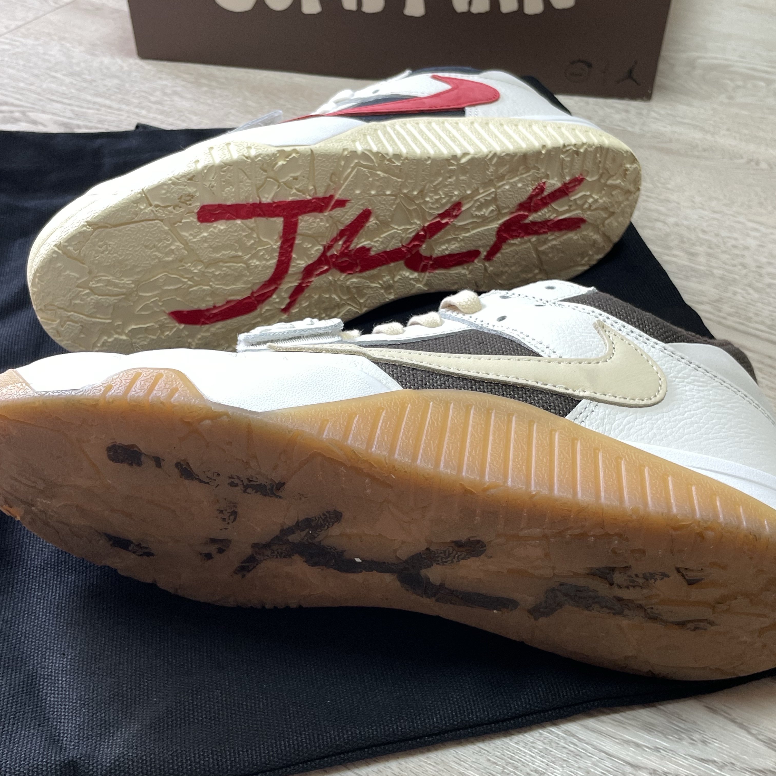 Jordan x Travis Scott Jumpman Jack TR University Red, Jordan x Travis Scott Jumpman Jack TR Sail and Dark Mocha 착용 스타일 - 4