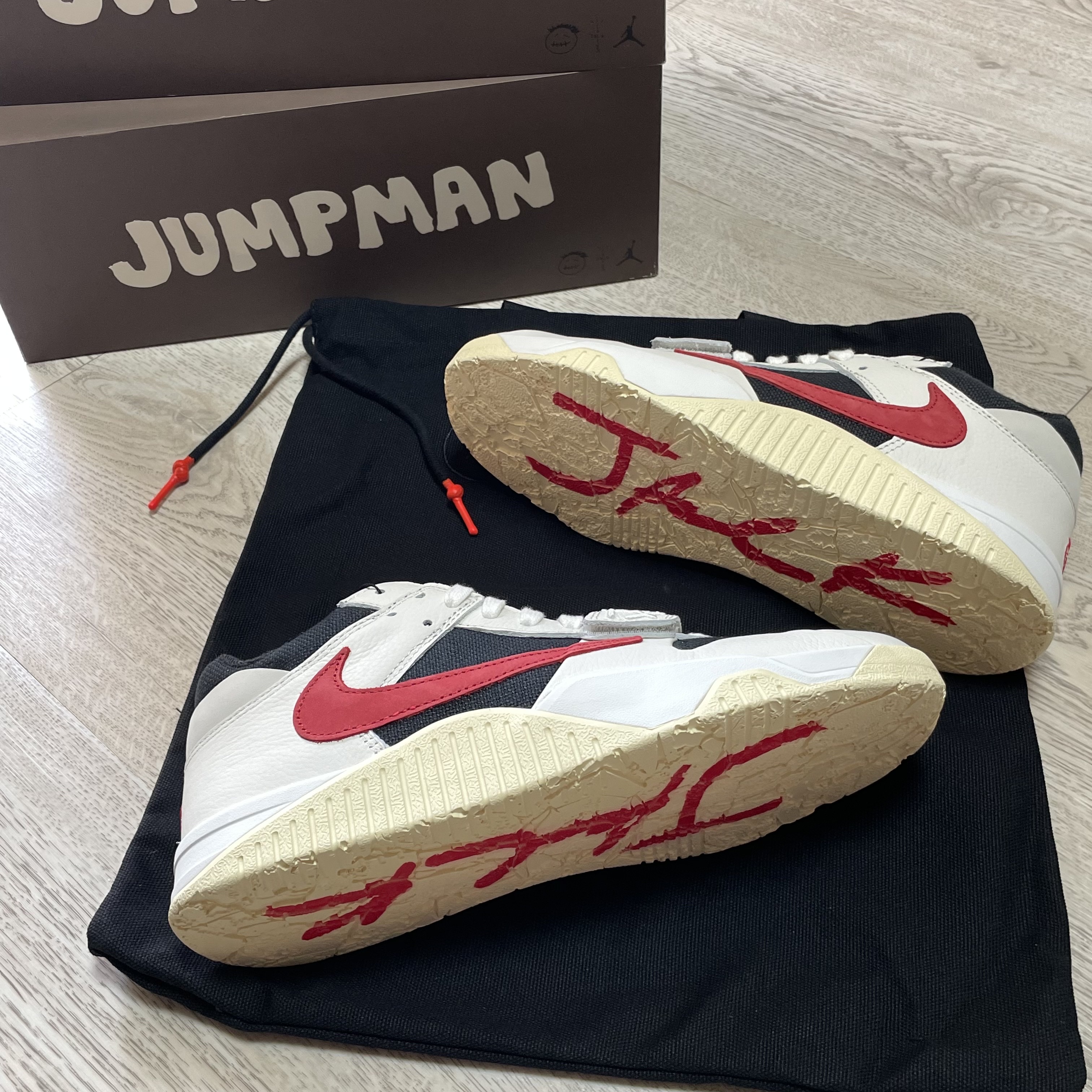 Jordan x Travis Scott Jumpman Jack TR University Red, Jordan x Travis Scott Jumpman Jack TR Sail and Dark Mocha 착용 스타일 - 1