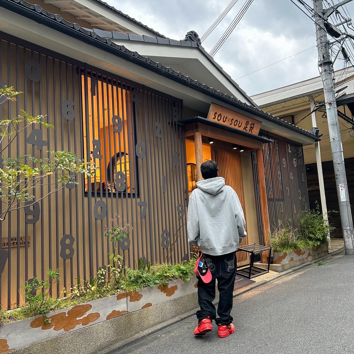 Supreme Collage Grid Hooded Sweatshirt Olive Brown - 21FW, Nike x Ambush Air Adjust Force SP Light Madder Root and Burgundy Crush 착용 스타일 - 3
