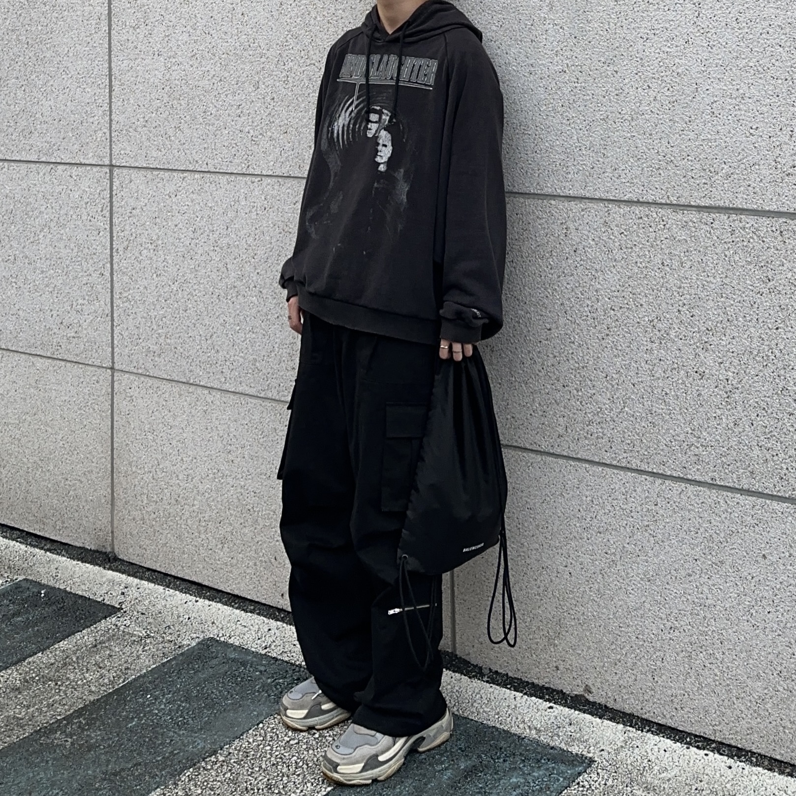 Project G/R Mind Slaughter Vintage Washeed Hoodie Black, Balenciaga Triple S Grey 2018 착용 스타일
