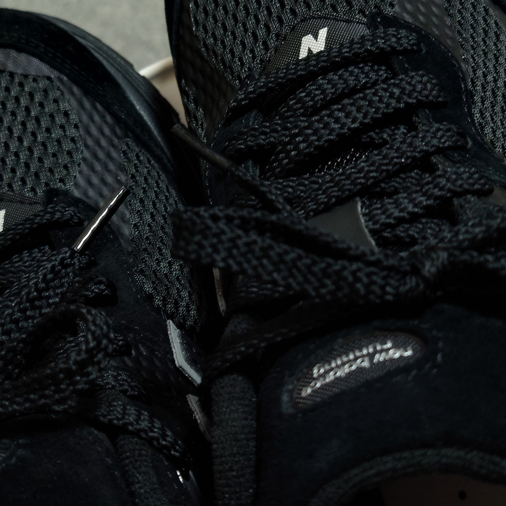 New Balance 2002 Black 착용 스타일 - 2