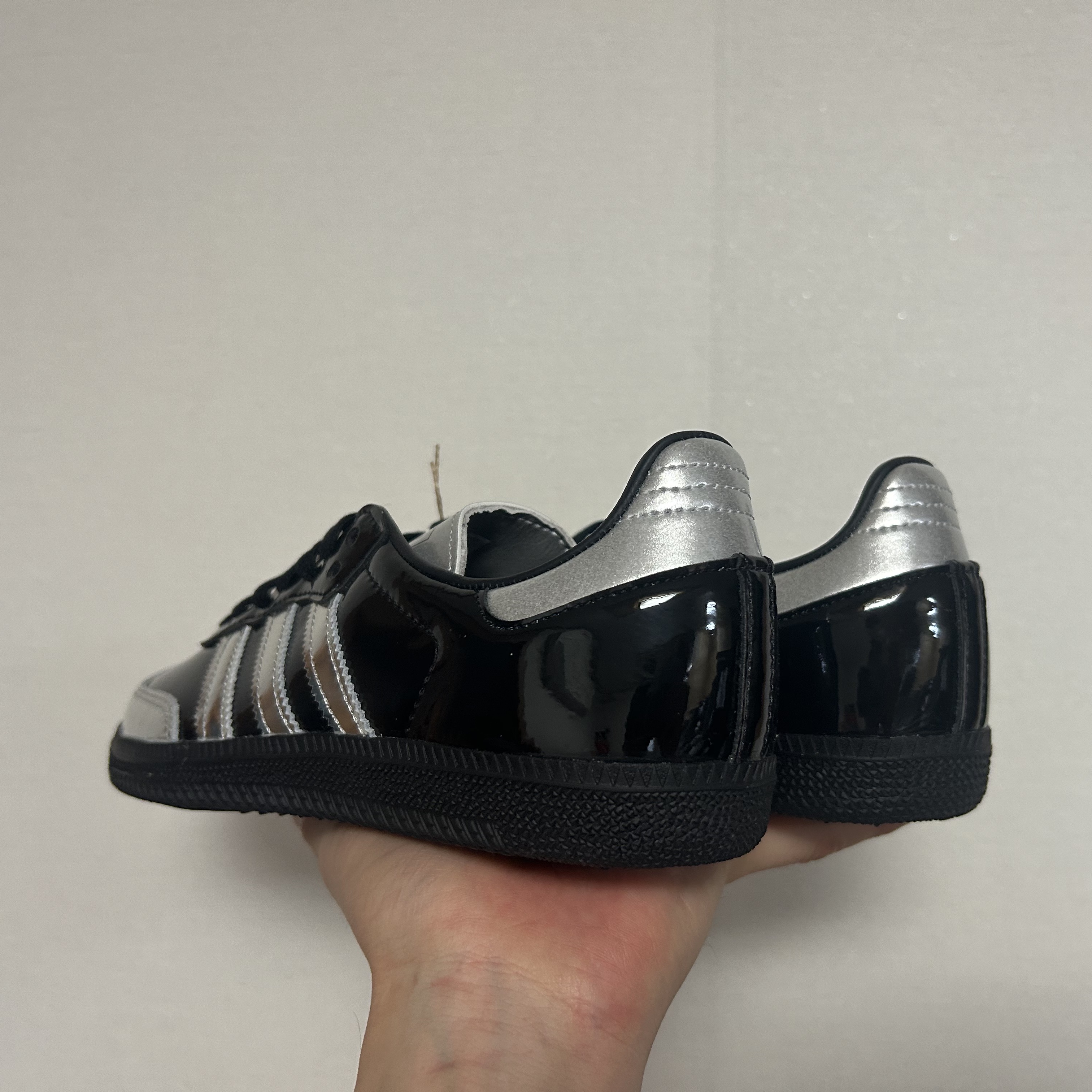 Adidas x Atmos Samba Tuxedo Core Black Silver Metalic 착용 스타일 - 3