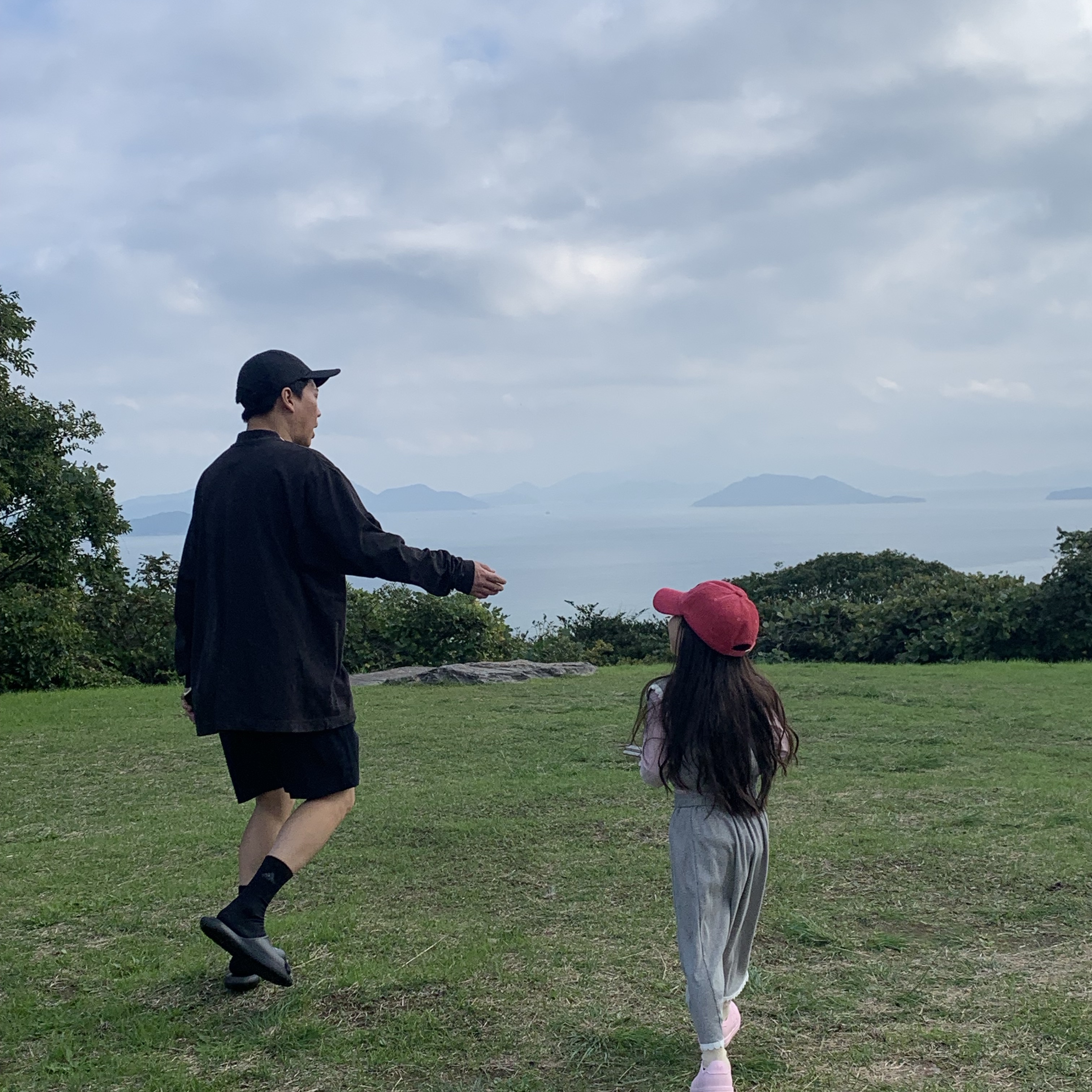 Yeezy Gap Engineered By Balenciaga Foldable Cap Black, Yeezy Gap Engineered By Balenciaga Logo Long Sleeve T-Shirt Black 착용 스타일