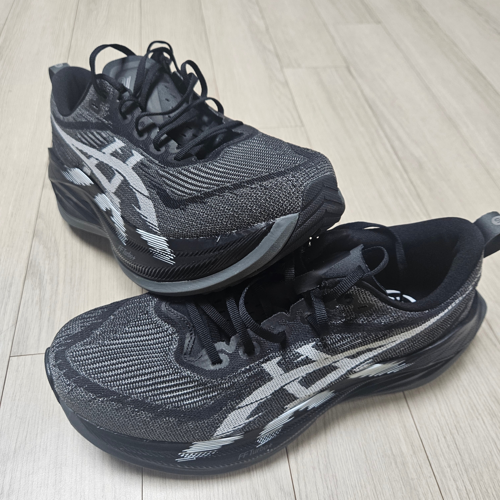 Asics Superblast 2 Black White 착용 스타일 - 1