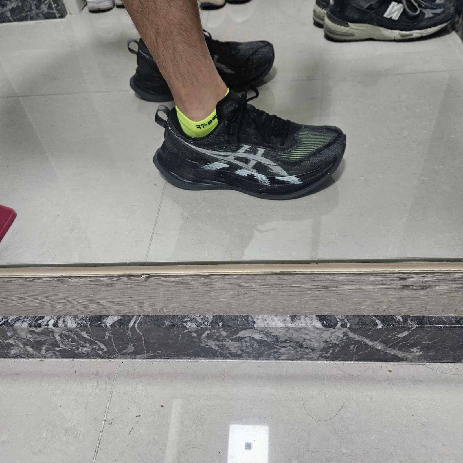 Asics Superblast 2 Black White 착용 스타일 - 3