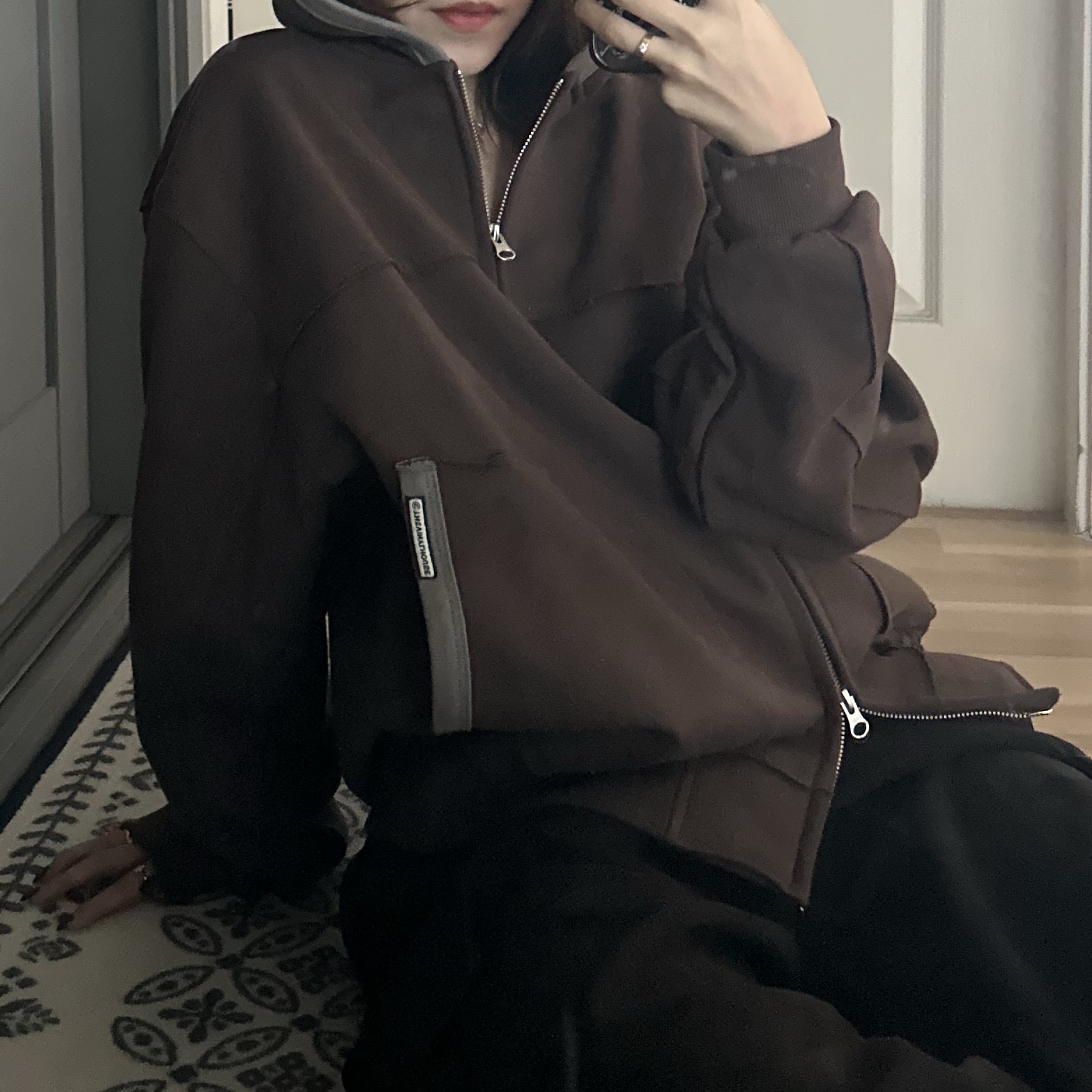 Thevinylhouse Cut Off Hoodie Zip-Up Brown 착용 스타일 - 3