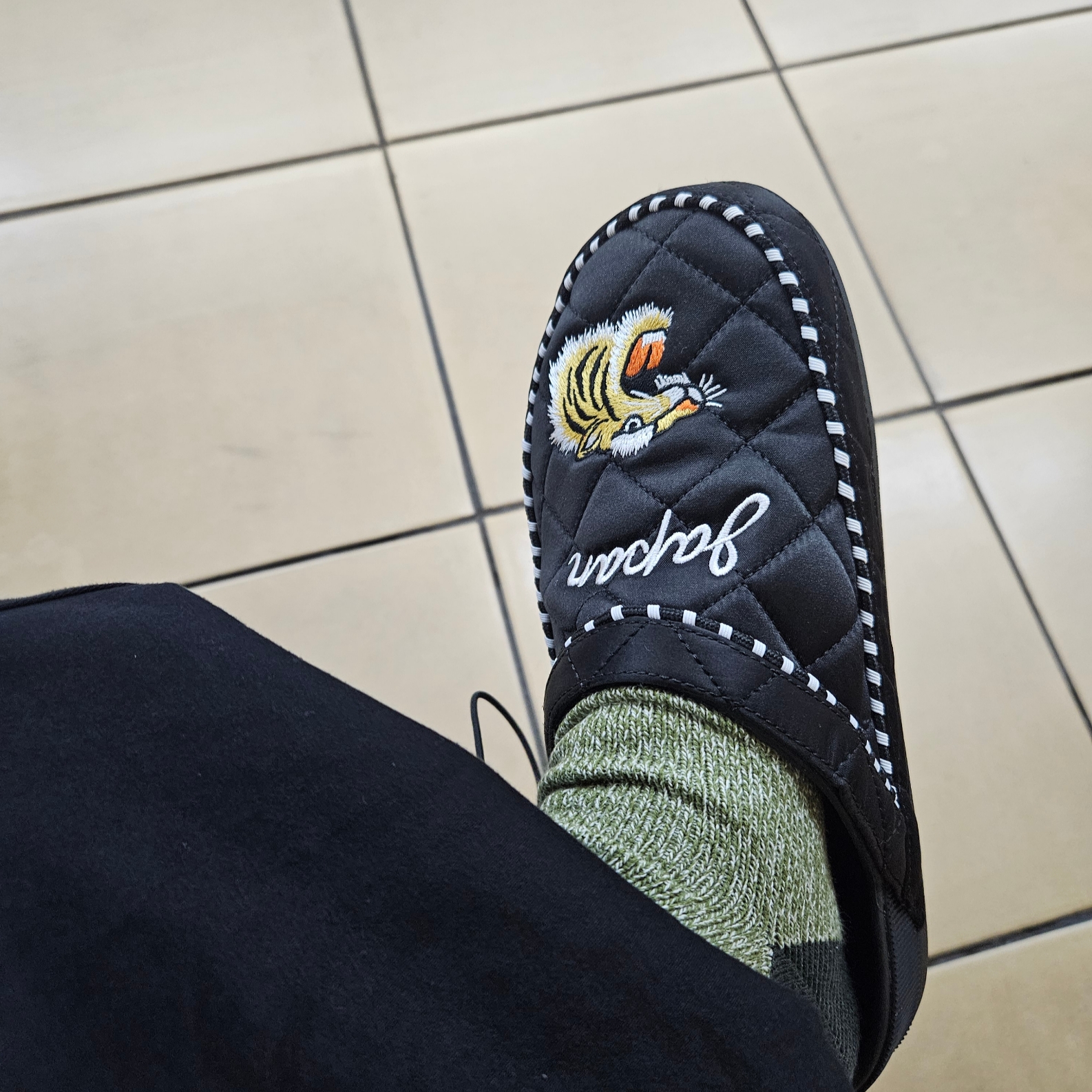 Crocs x Beams Dylan Clog Black White 착용 스타일