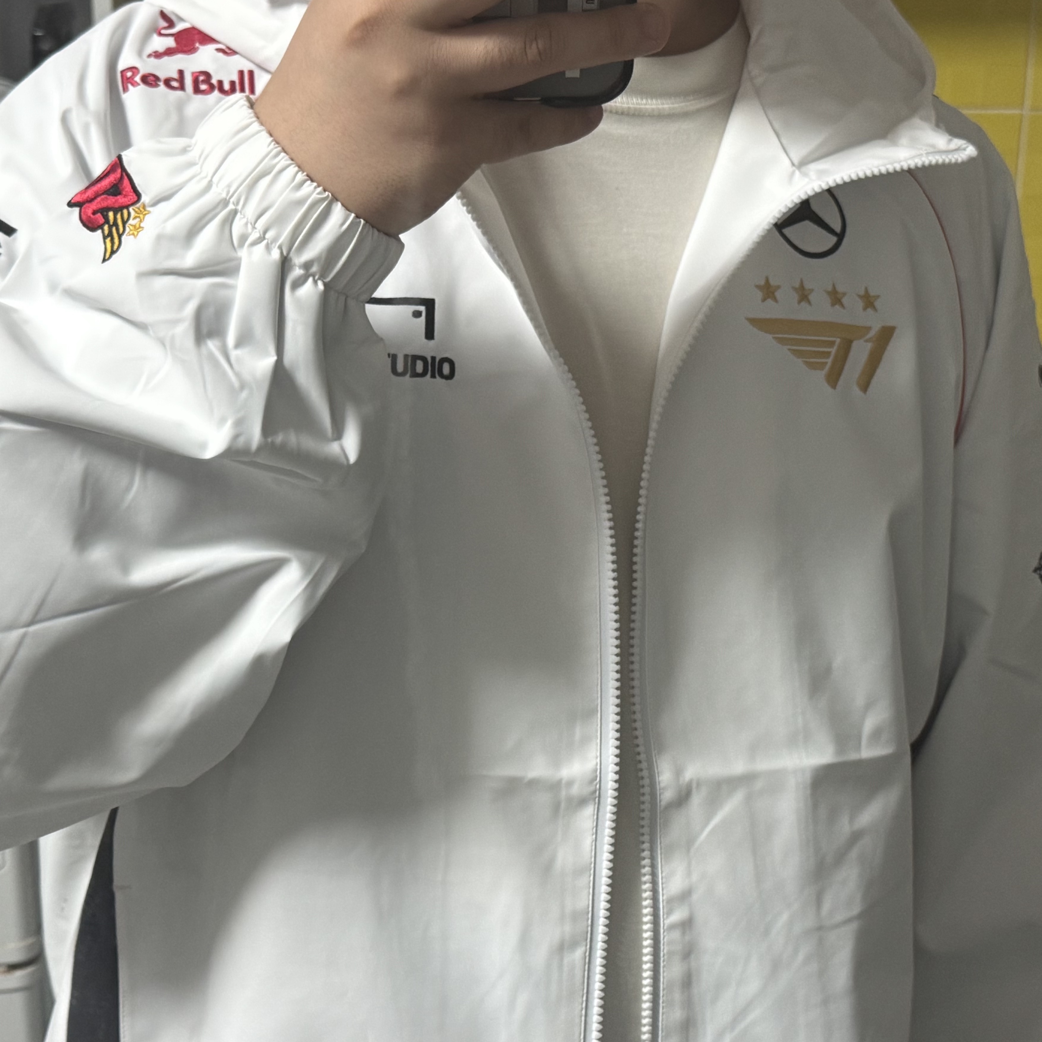 T1 2024 Uniform Worlds Jacket White (Non Marking Ver.) 착용 스타일