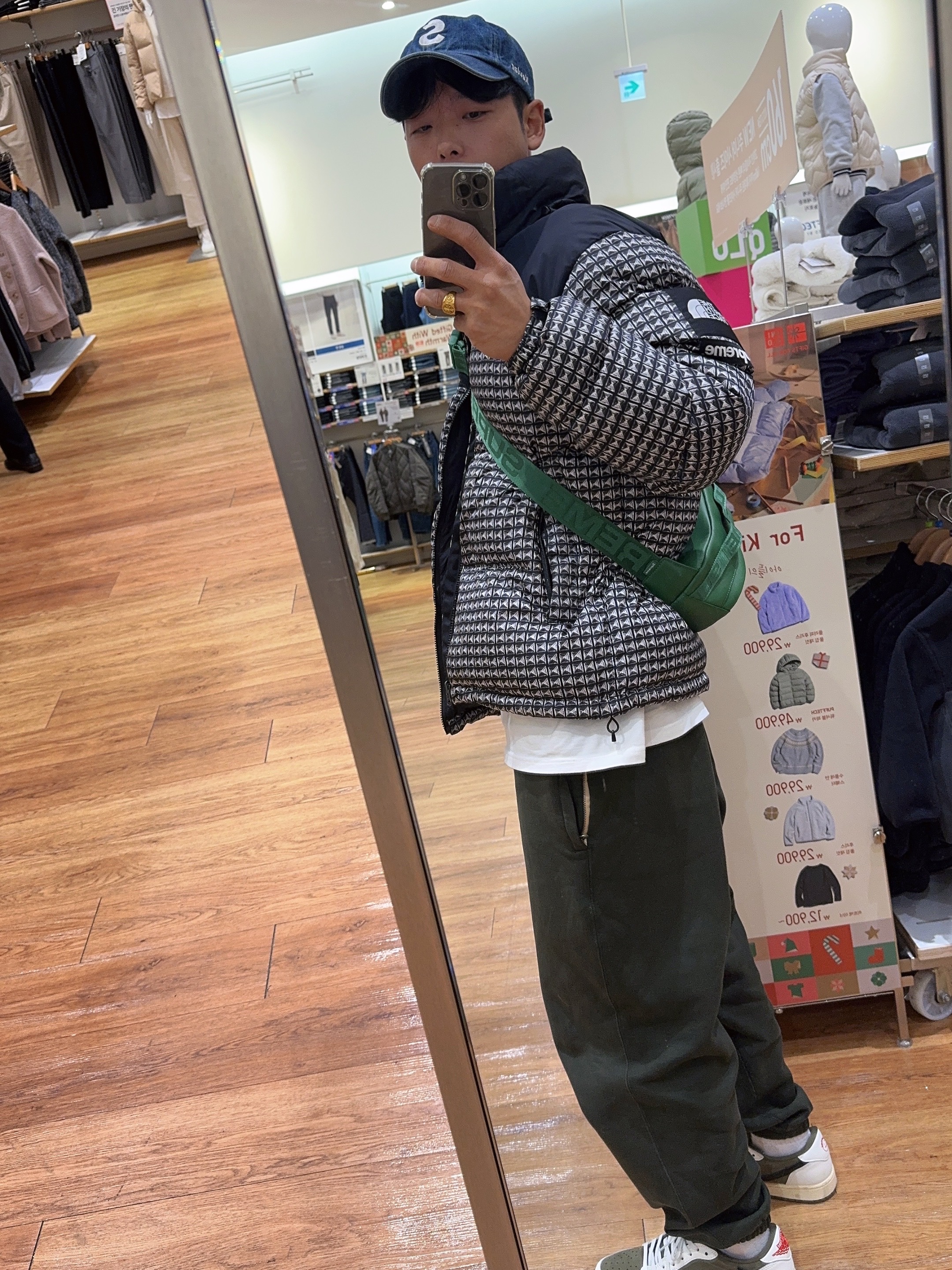 Supreme Kevlar Denim S Logo 6-Panel Indigo - 22SS, Supreme x The North Face Studded Nuptse Jacket Black - 21SS 착용 스타일 - 2