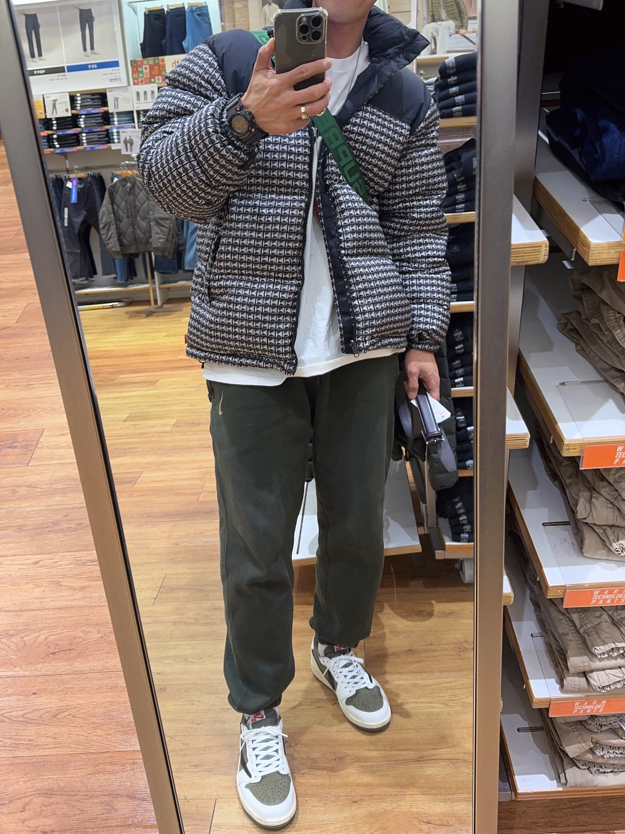 Supreme Kevlar Denim S Logo 6-Panel Indigo - 22SS, Supreme x The North Face Studded Nuptse Jacket Black - 21SS 착용 스타일 - 1