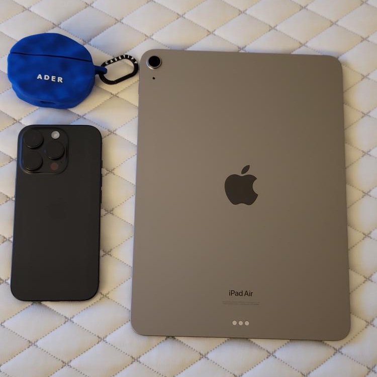 Casetify x Ader Error Wavy Collectable AirPods Pro 1st/2nd gen Case Blue, Apple iPad Air 6th Gen 11-inch Wifi 128GB Space Gray (Korean Ver.) 착용 스타일