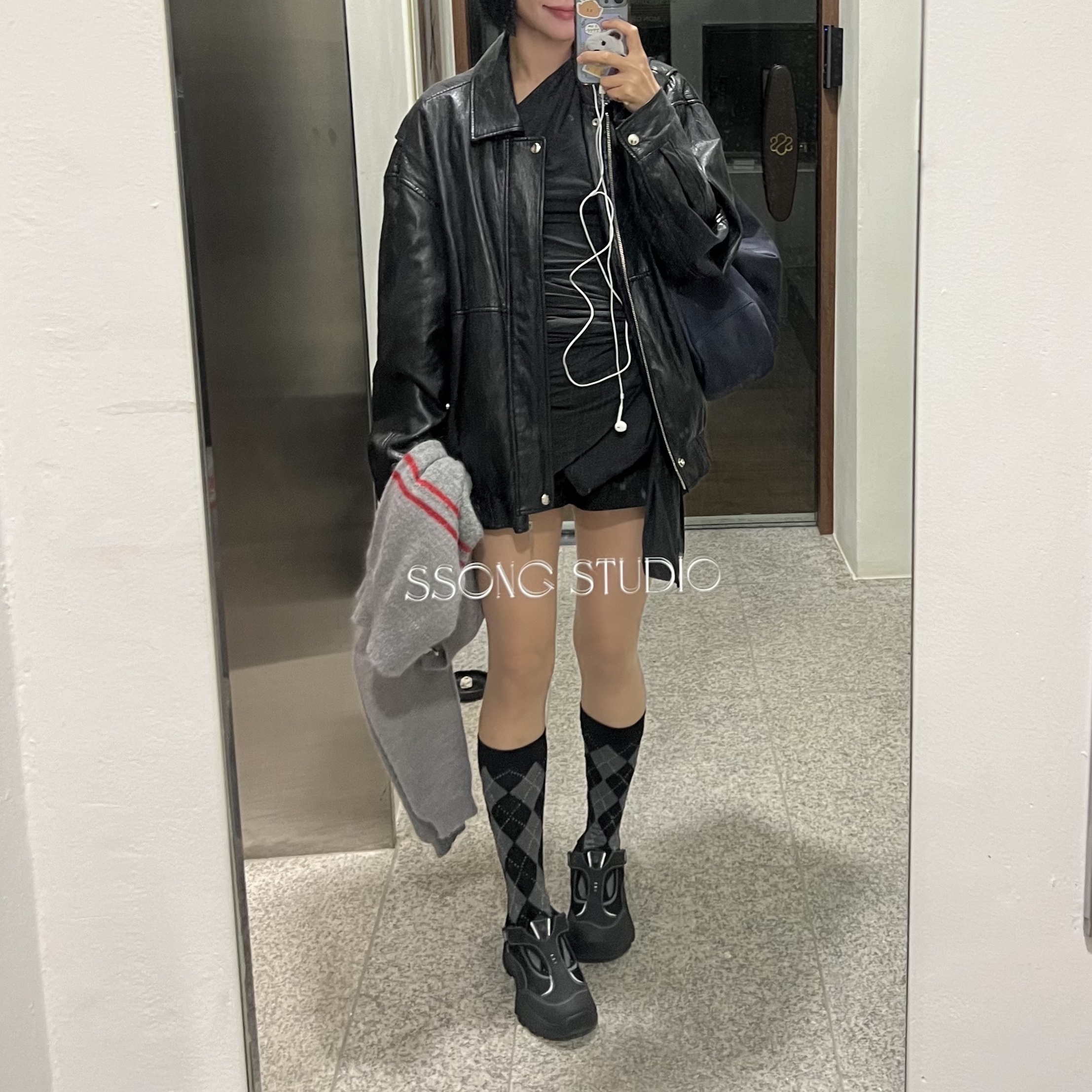 (W) Honsby Darling Harbour2 Black, Paloma Wool Big Dry Large Versatile Bag Navy 착용 스타일