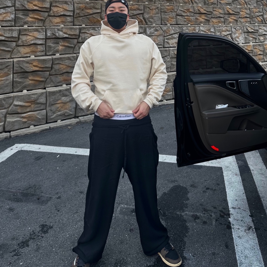 Jordan 1 x Travis Scott Retro Low OG SP Mocha, Essentials Hoodie Cloud Dancer - 23FW 착용 스타일