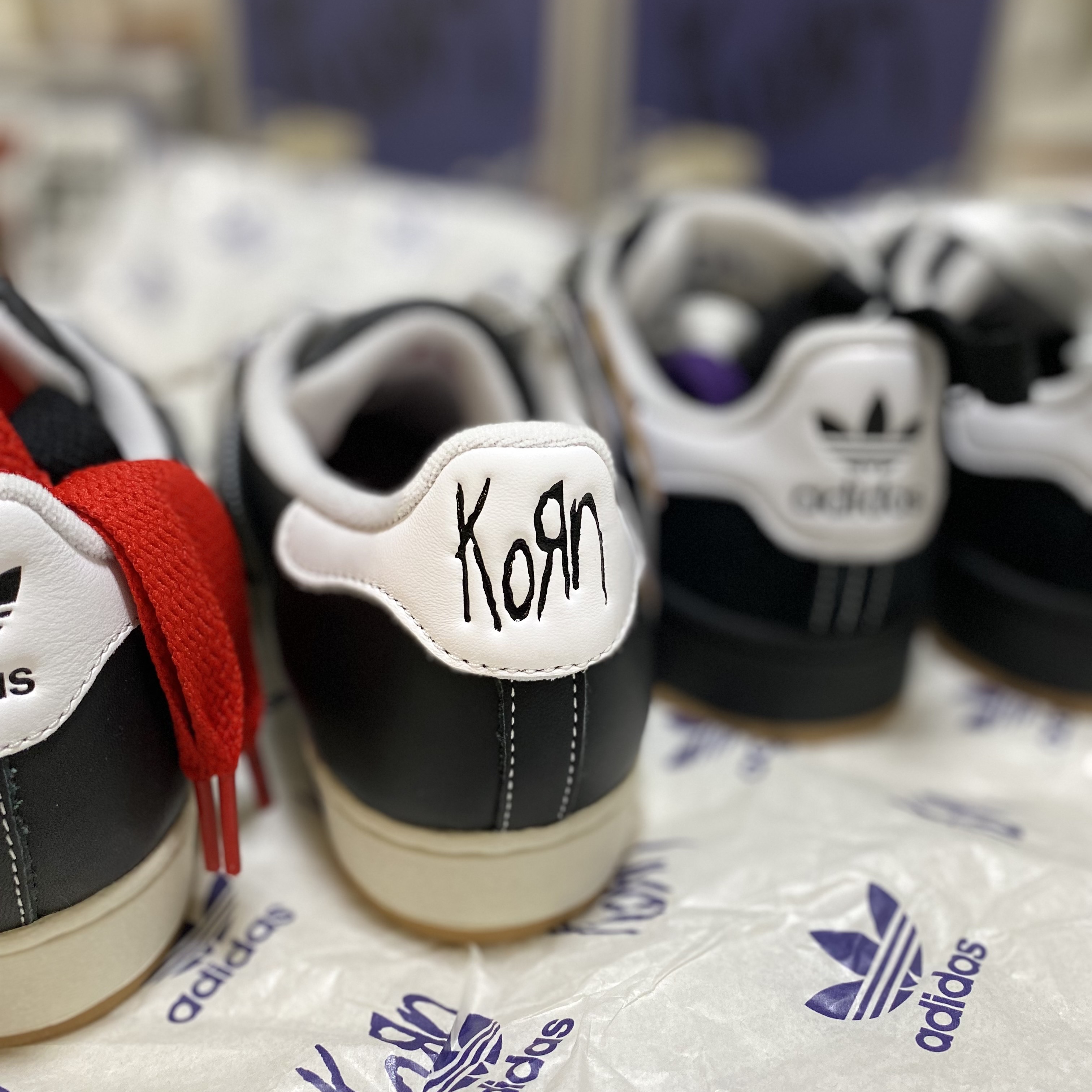 Adidas x KoRn Superstar 30th Anniversary Core Black Translucent, Adidas x KoRn Campus 00s Core Black Cloud White 착용 스타일 - 2