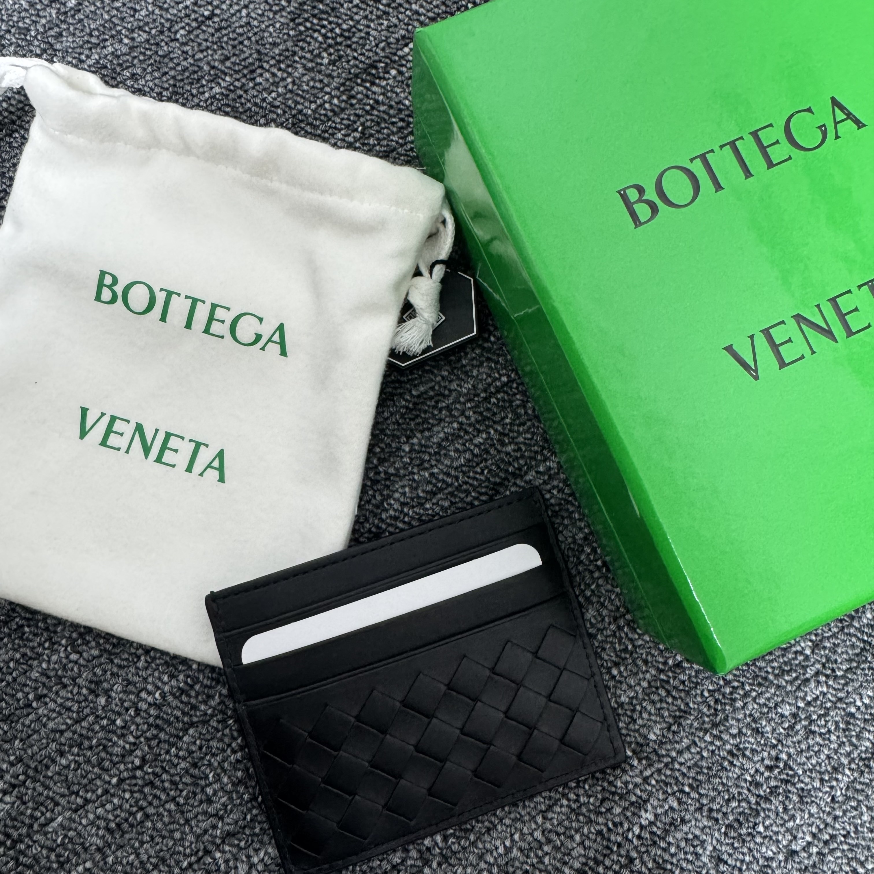 Bottega Veneta Credit Card Case Black 착용 스타일