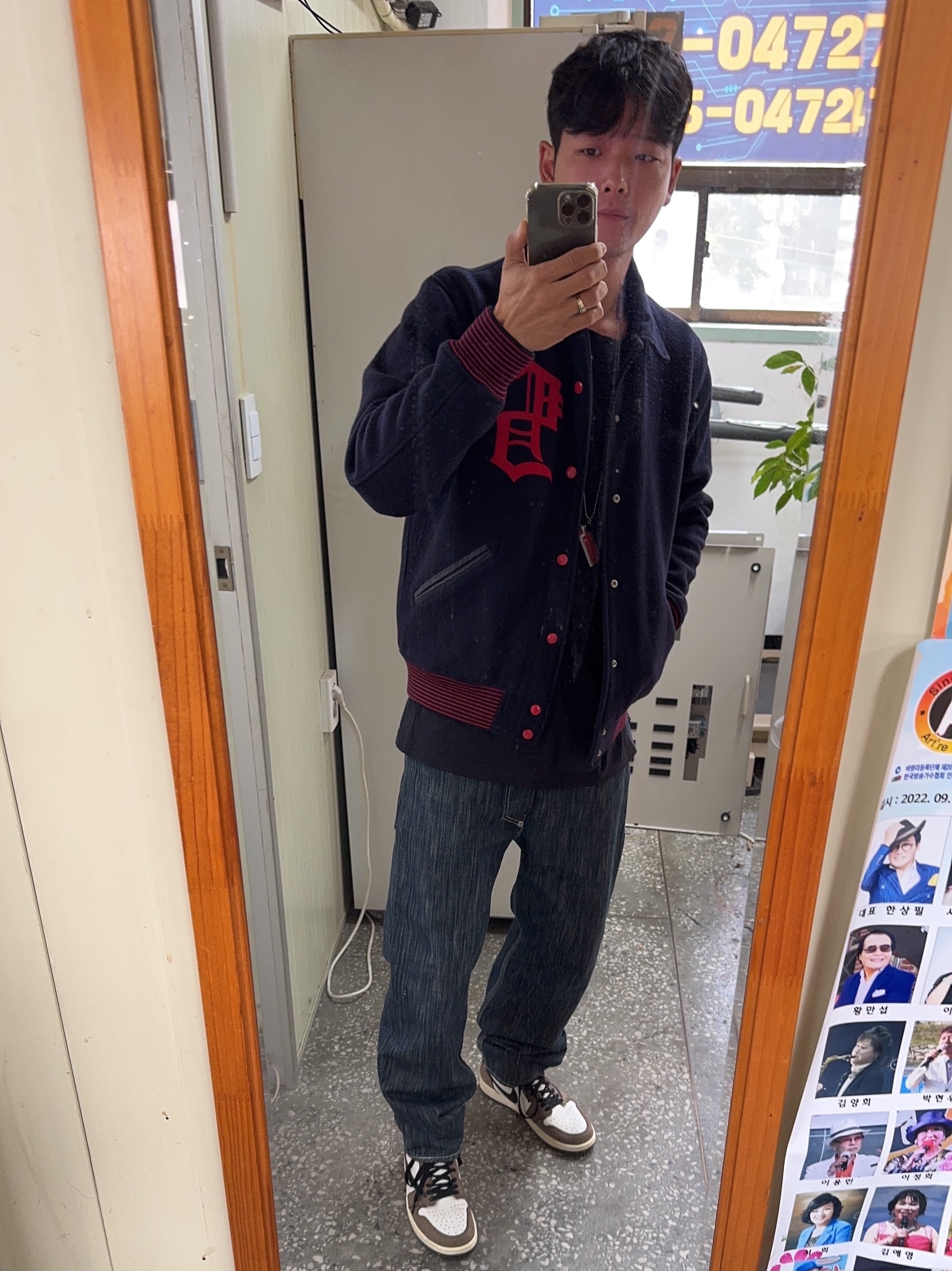 Jordan x Travis Scott T-Shirts Black (DZ5514-011), Jordan 1 x Travis Scott Retro High OG SP Mocha 착용 스타일 - 3
