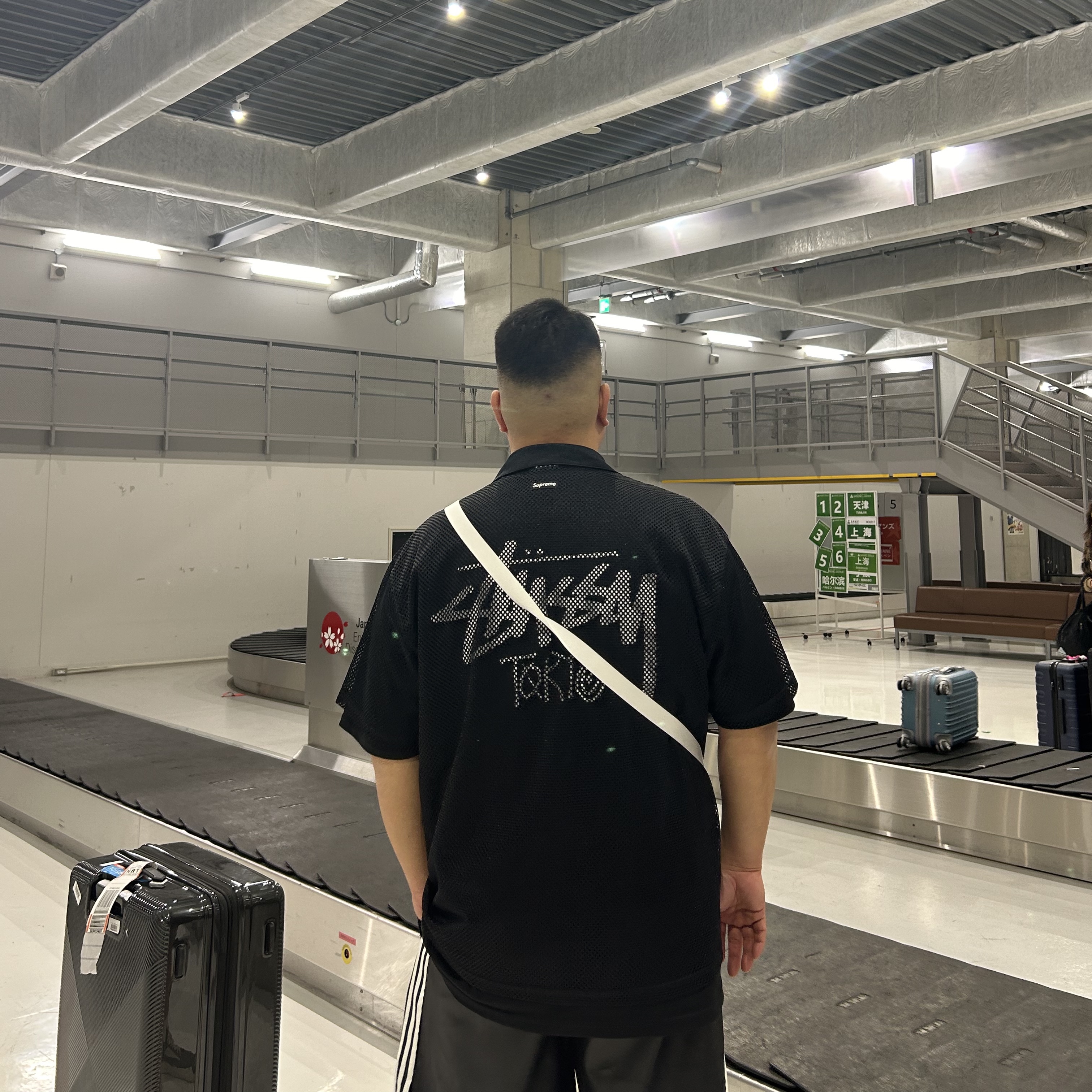 Supreme Mesh Mini Duffle Bag White - 23SS, Supreme Floating Keychain Red - 23FW 착용 스타일