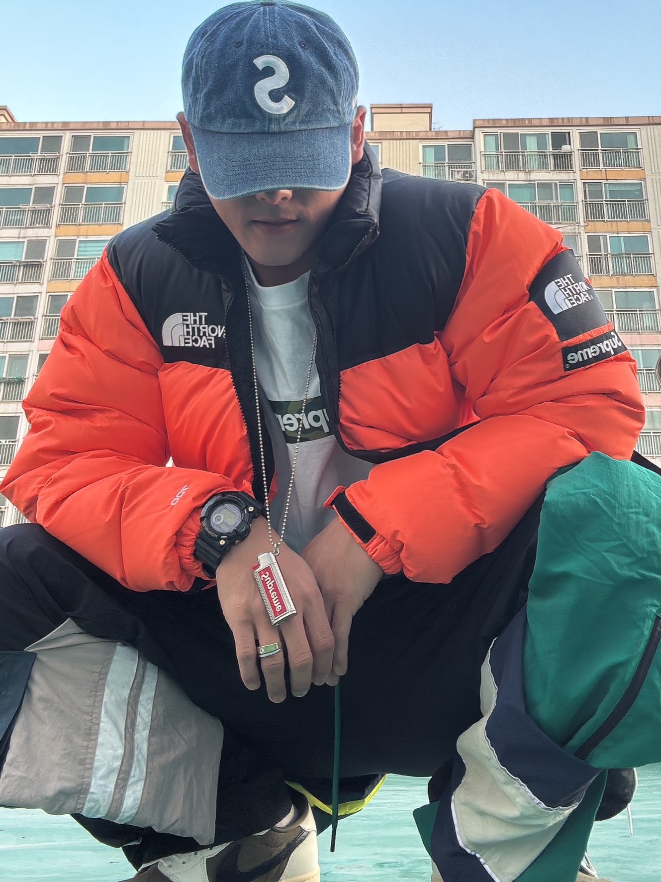 Supreme Kevlar Denim S Logo 6-Panel Indigo - 22SS, Supreme x The North Face Nuptse Orange - 16FW 착용 스타일 - 3
