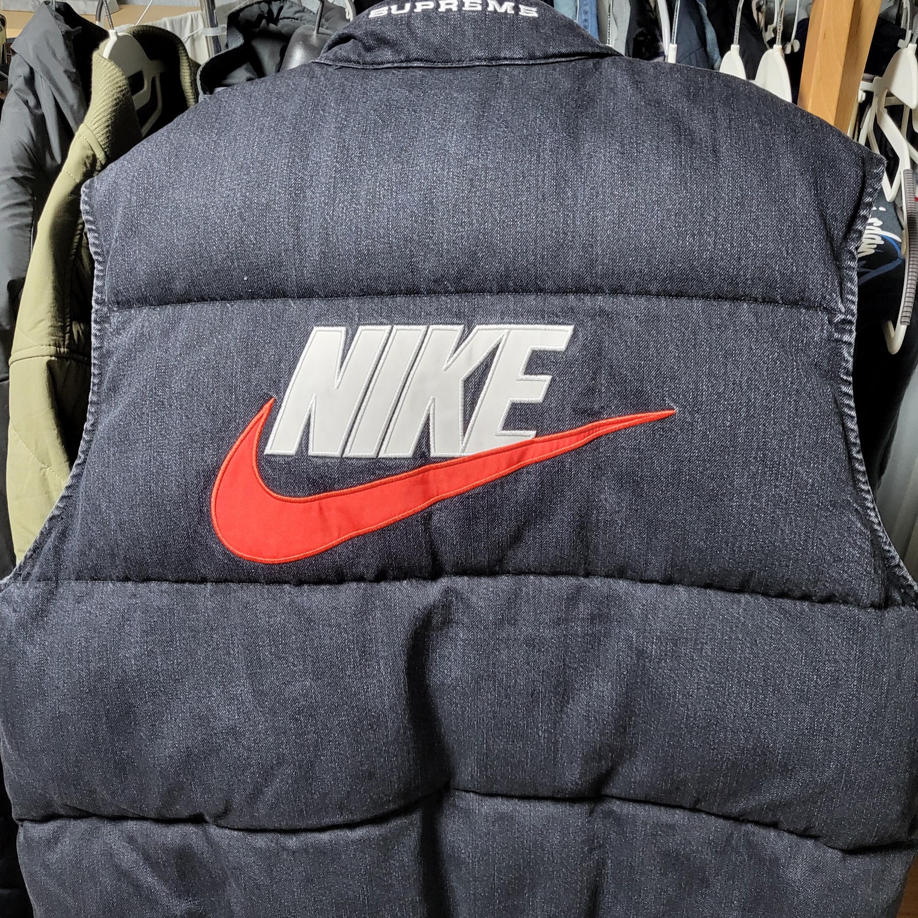 Supreme x Nike Denim Puffer Vest Black - 24SS 착용 스타일 - 1