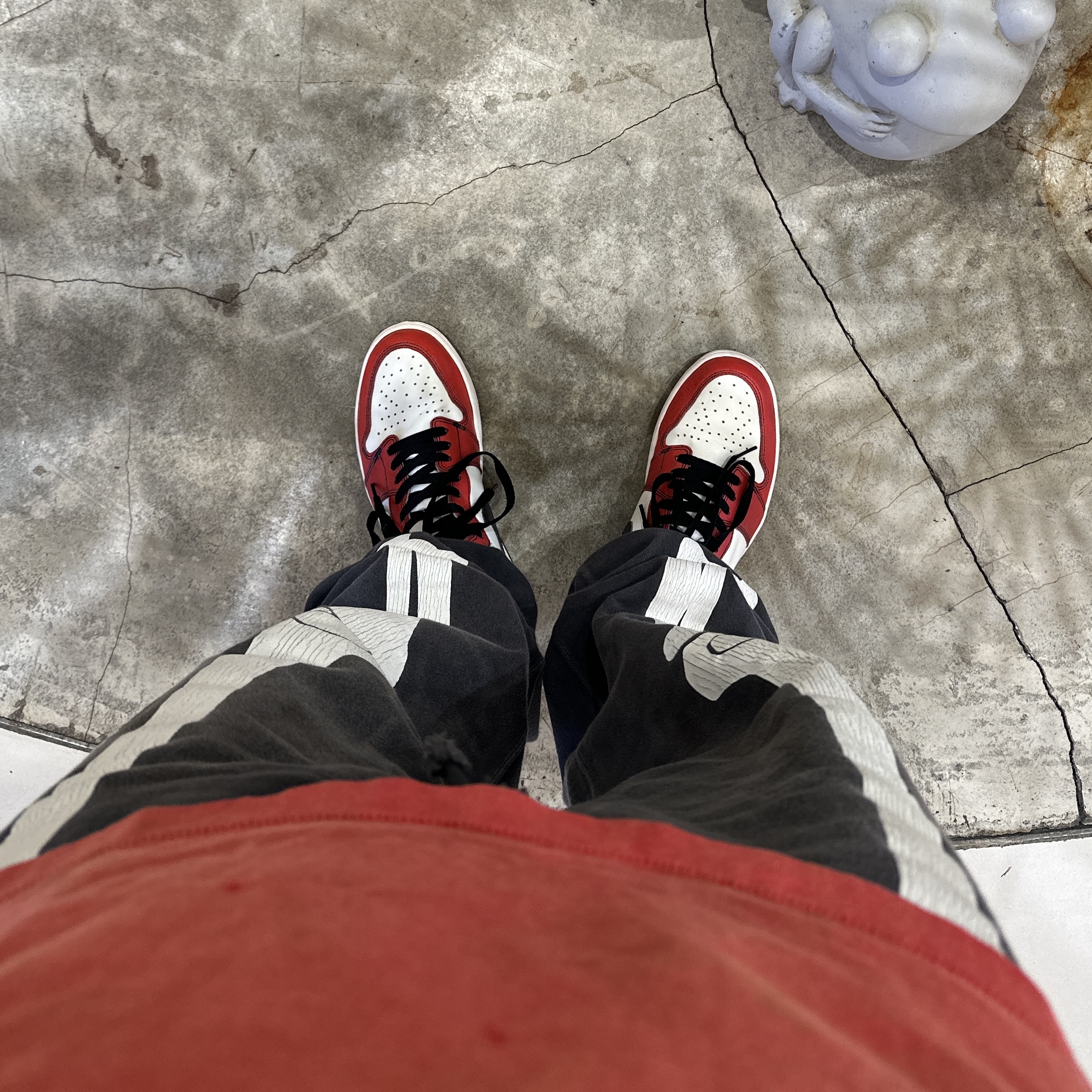 Saint Mxxxxxx x VLONE Bone Sweatpants Black - 23SS, SAINT Mxxxxxx Soft Love L/S T-Shirt Red - 24SS 착용 스타일 - 3