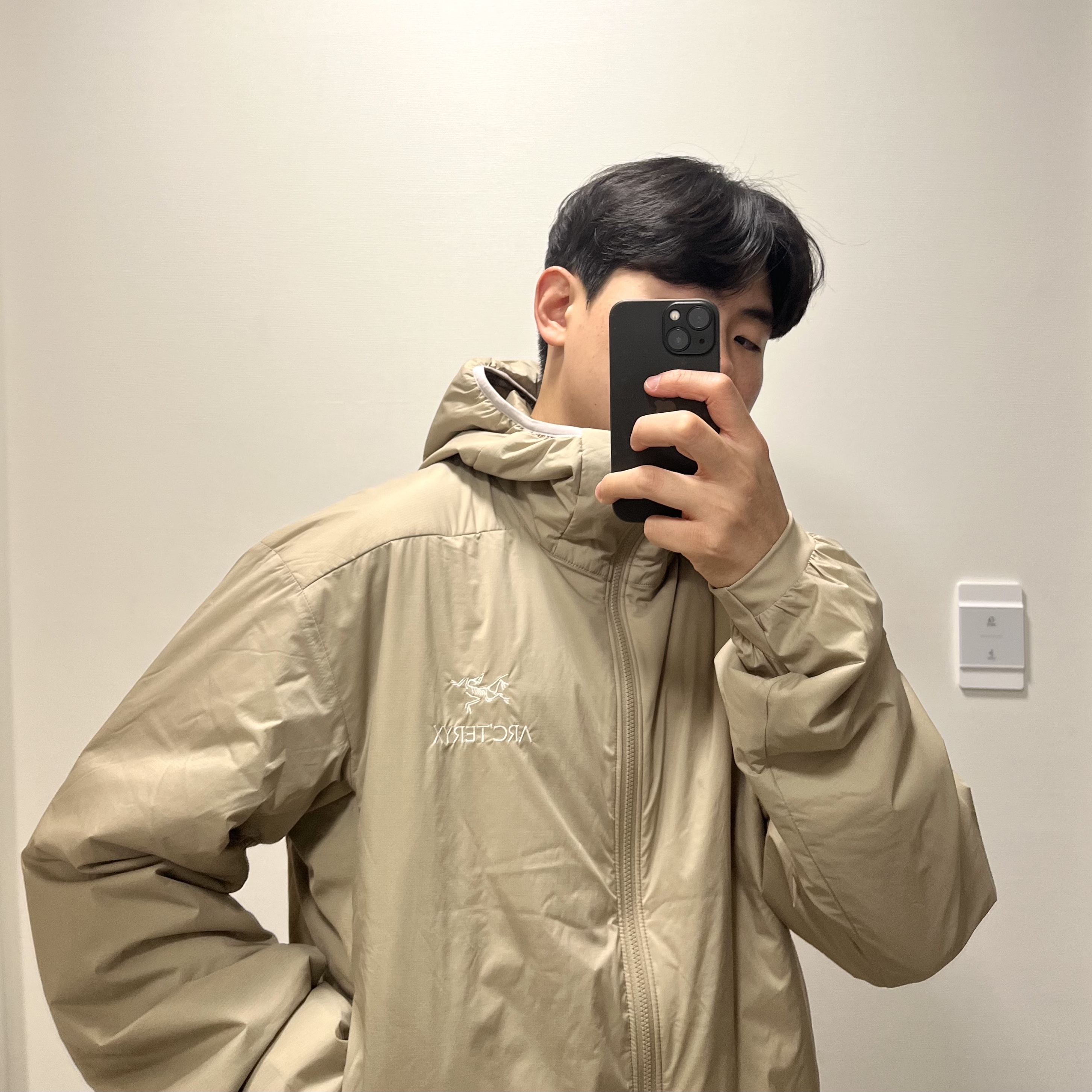 Arc'teryx Atom Hoody Smoke Bluff 착용 스타일