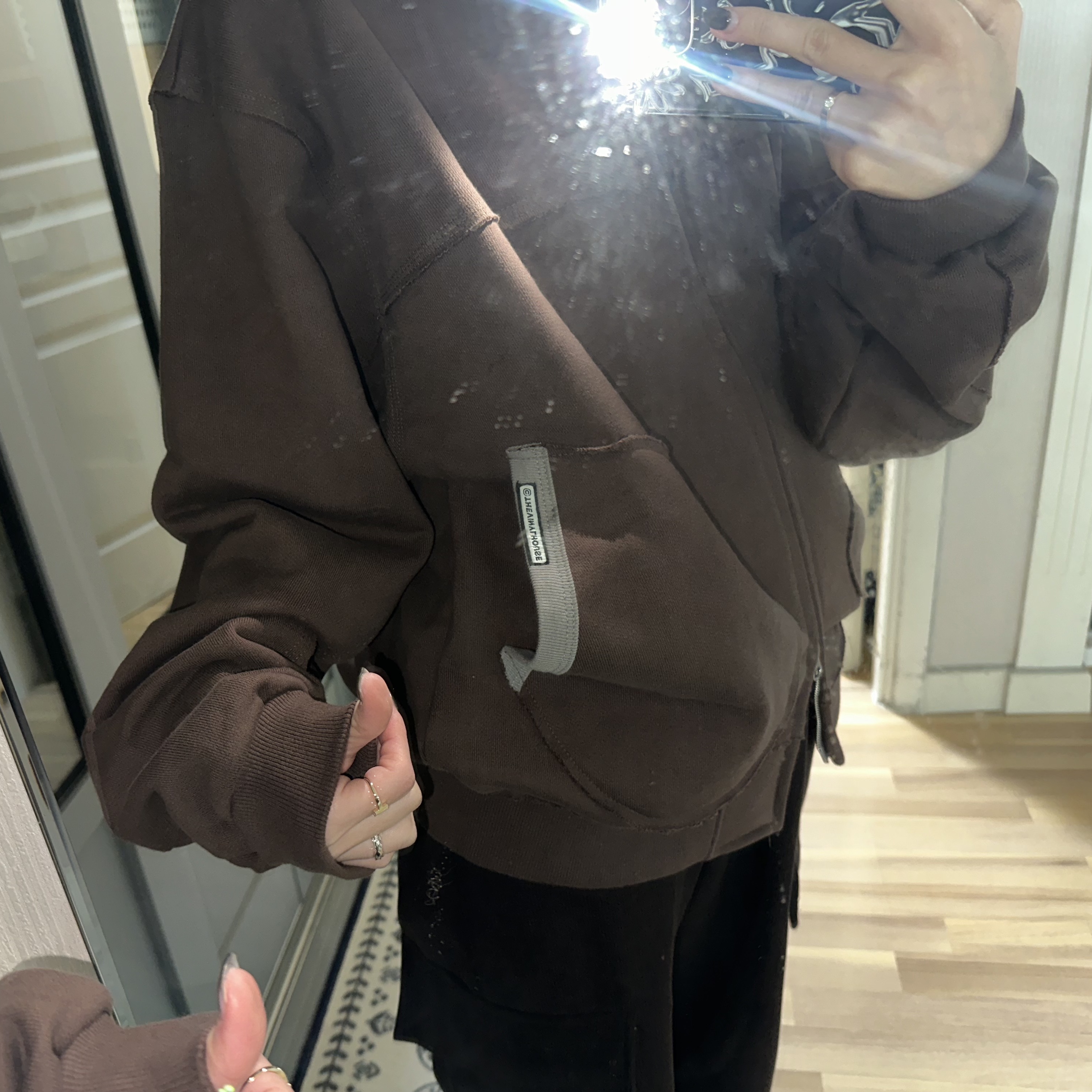 Thevinylhouse Cut Off Hoodie Zip-Up Brown 착용 스타일 - 2