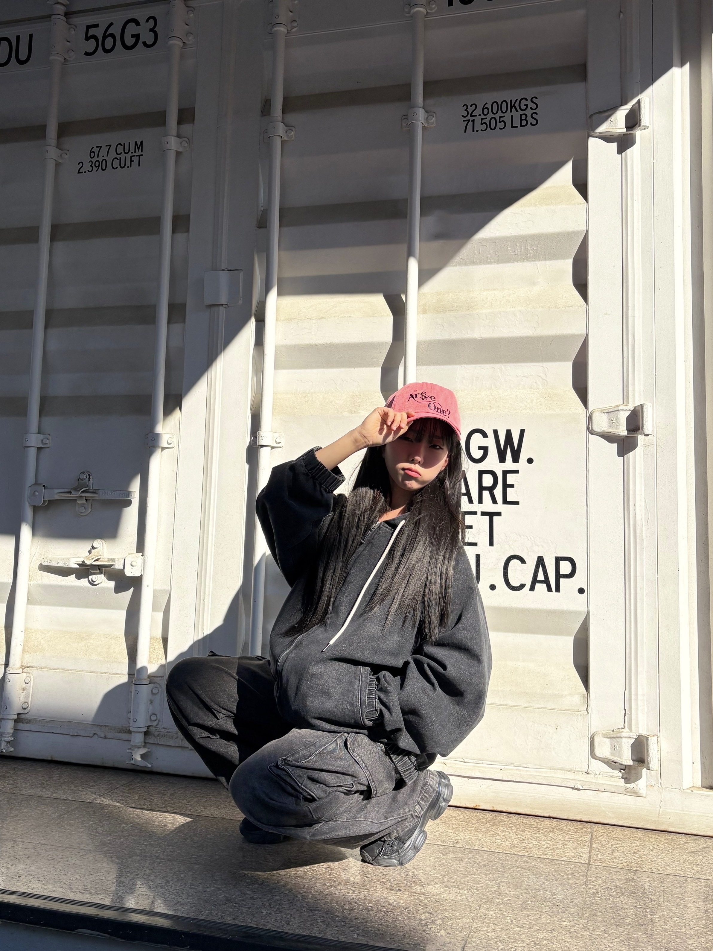DVAN Are We One? Pigment Emb Ball Cap Neon Pink 착용 스타일 - 1