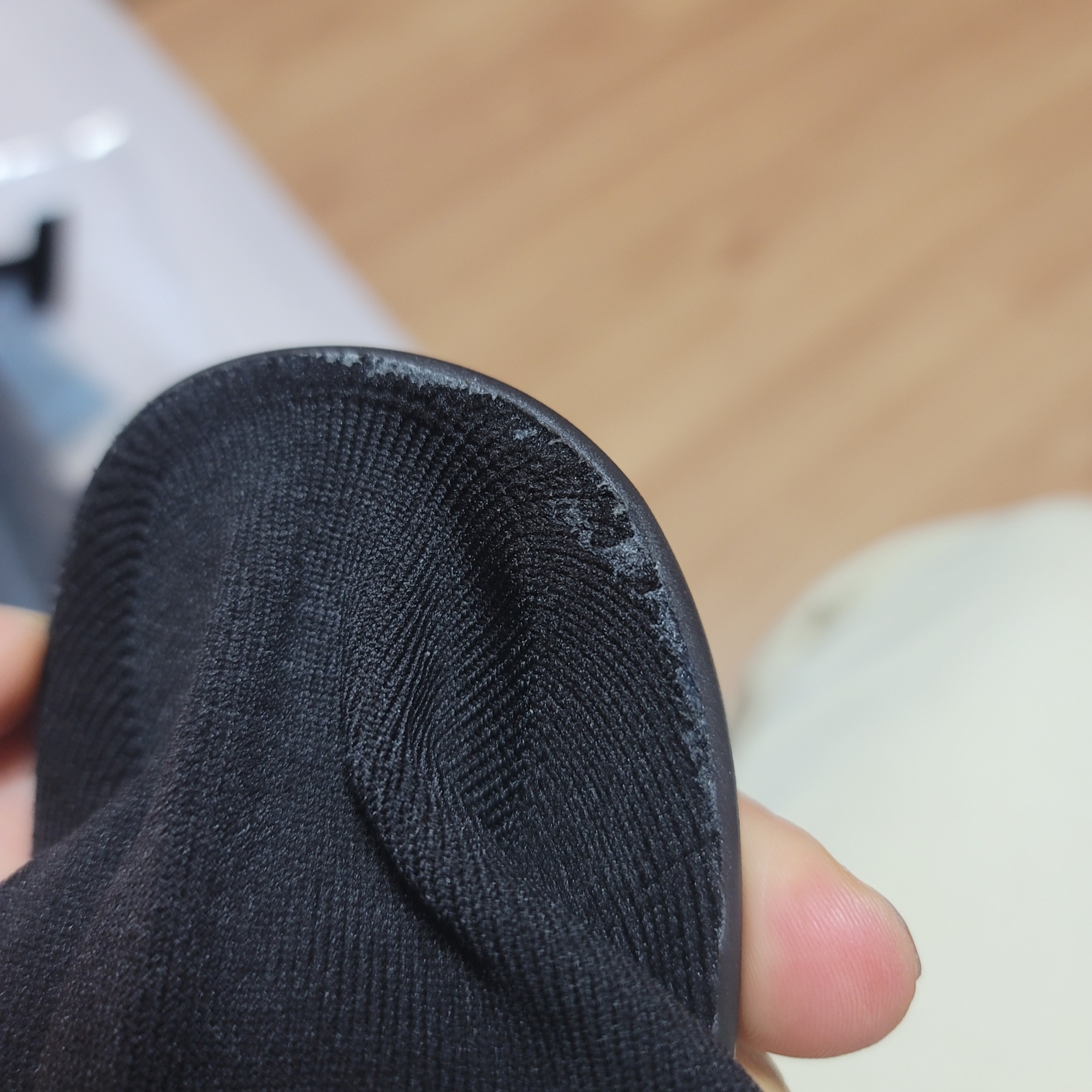 Yeezy YZY Pods Black 착용 스타일 - 6
