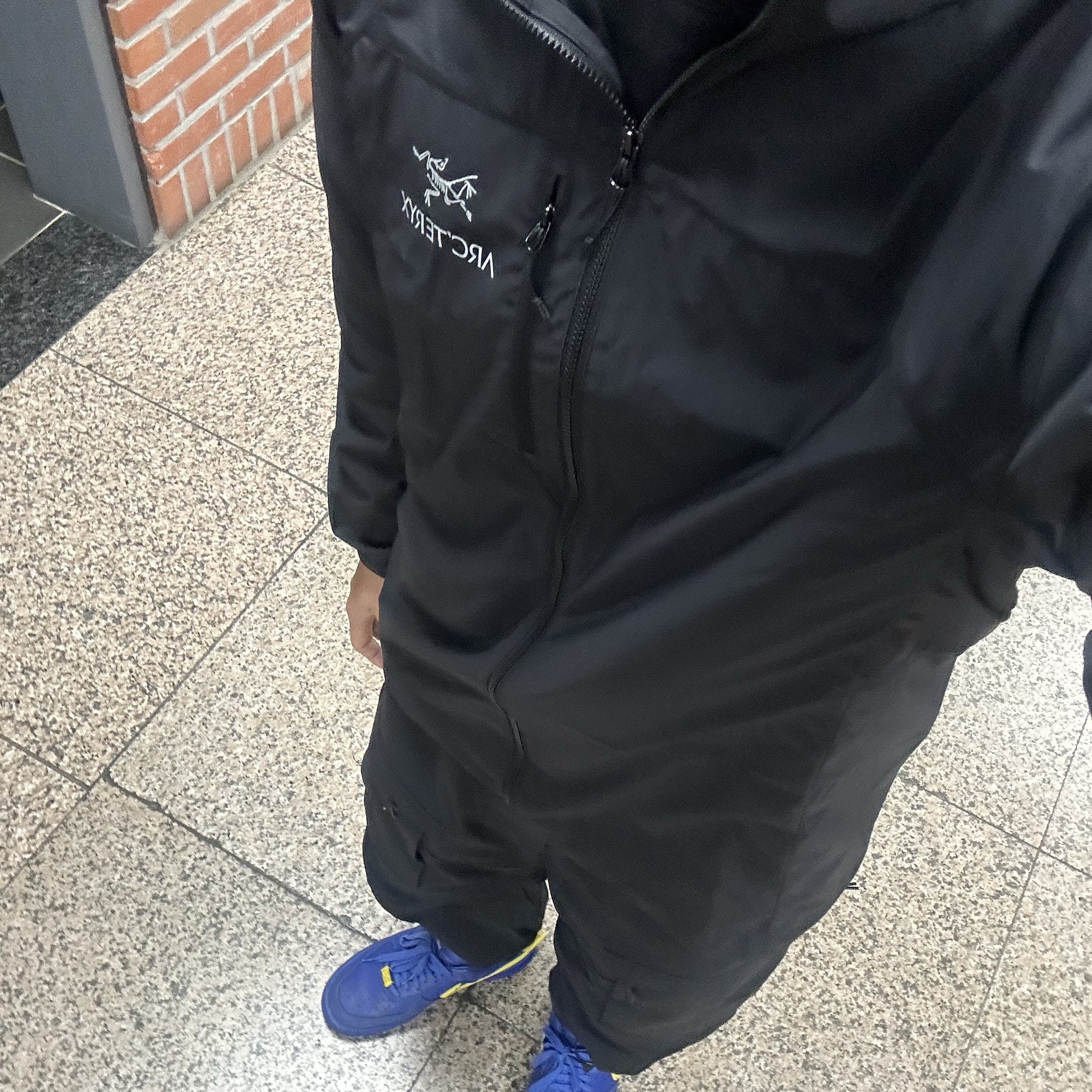 Arc'teryx Squamish Hoody Black, Nike ACG Smith Summit Cargo Pants Black Anthracite - Asia 착용 스타일