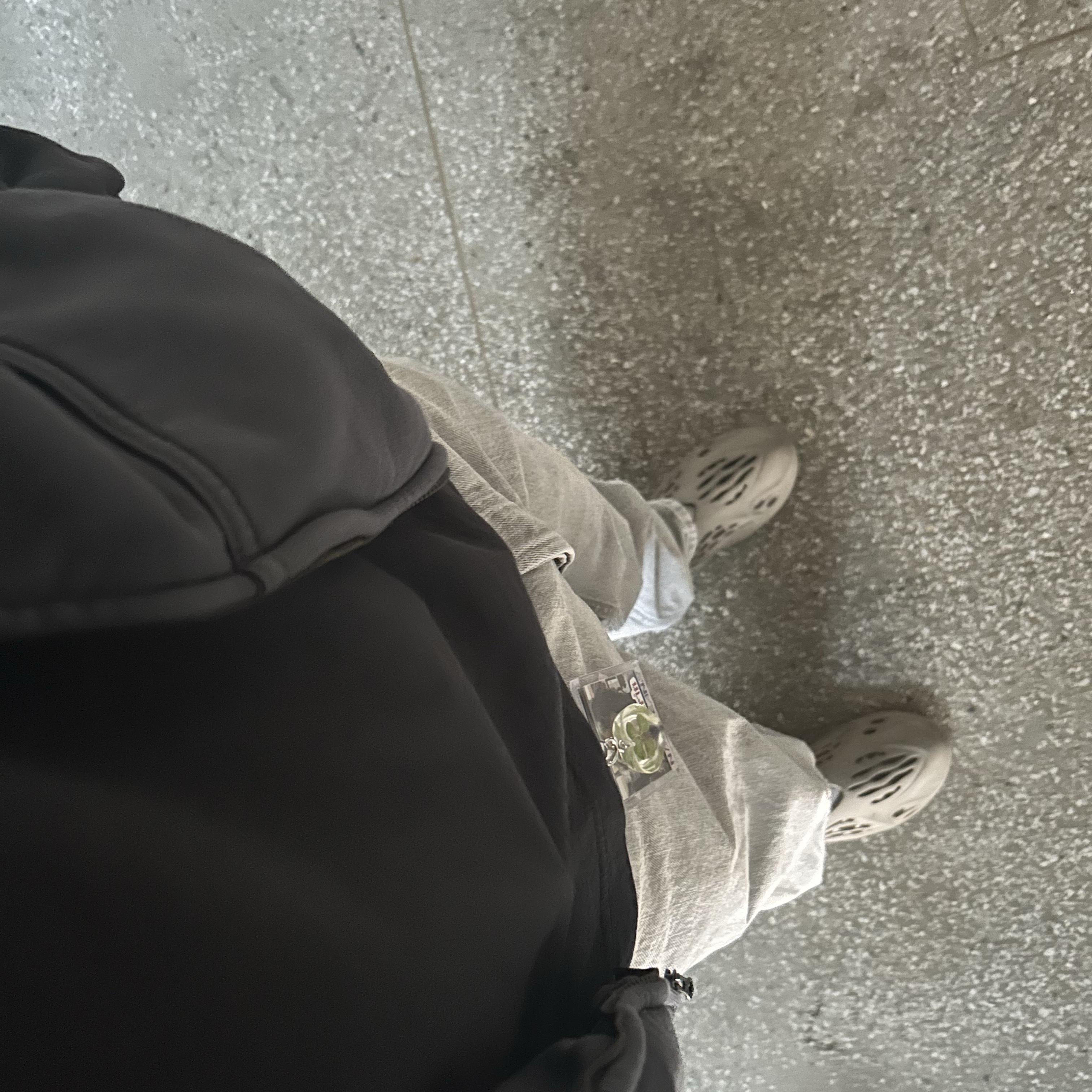 Yeezy YZY Zip-Up Hoodie Dark Grey, Yeezy YZY Long Sleeve T-Shirt Black 착용 스타일 - 4