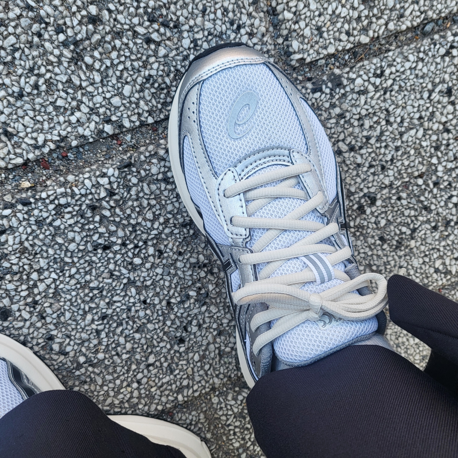 Asics Jog 100 S White Black - 2E Wide 착용 스타일 - 1