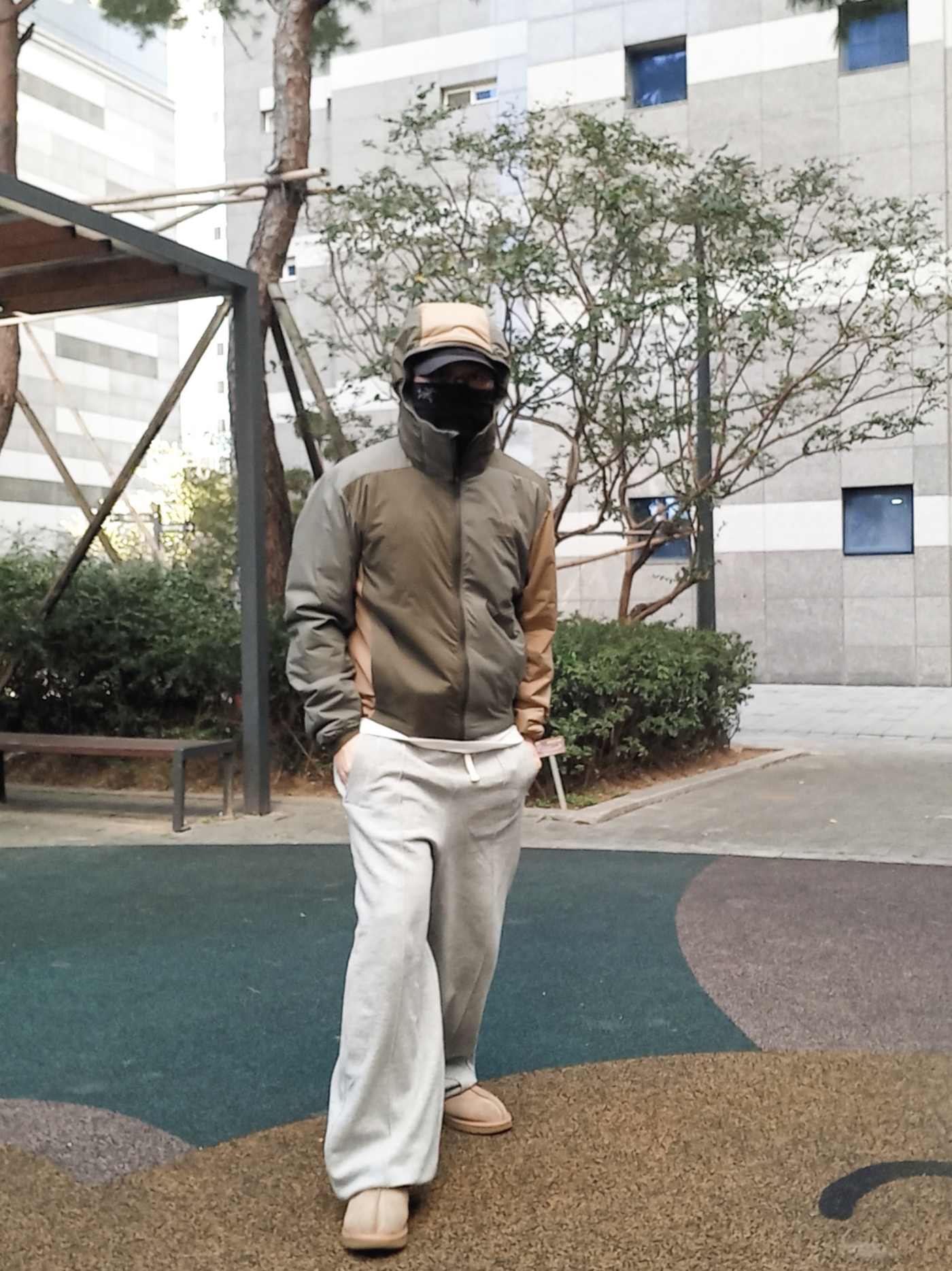 Arc'teryx Atom LT Hoody Tatsu Forage, UGG Tasman Slipper Chestnut 착용 스타일 - 2