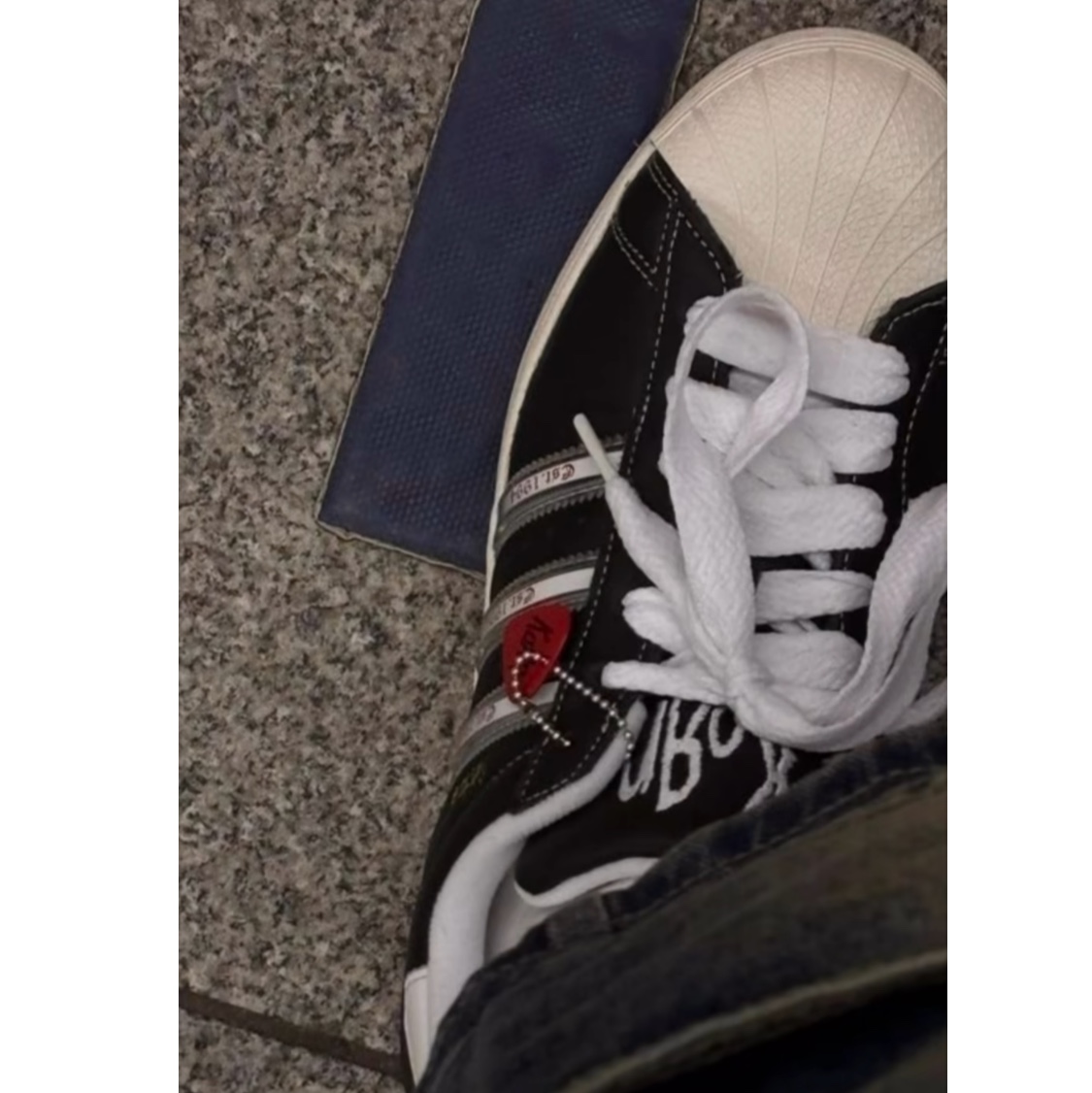 Adidas x KoRn Superstar 30th Anniversary Core Black Translucent 착용 스타일 - 1