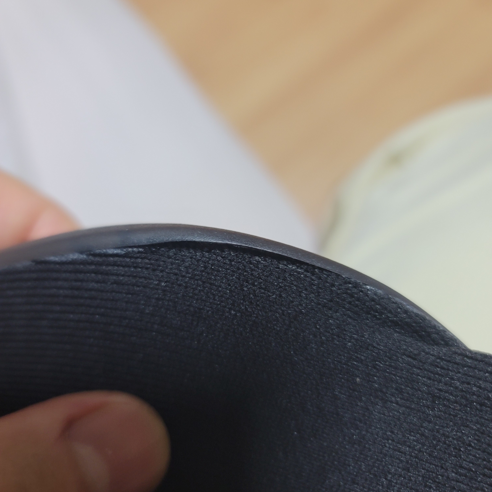 Yeezy YZY Pods Black 착용 스타일 - 5
