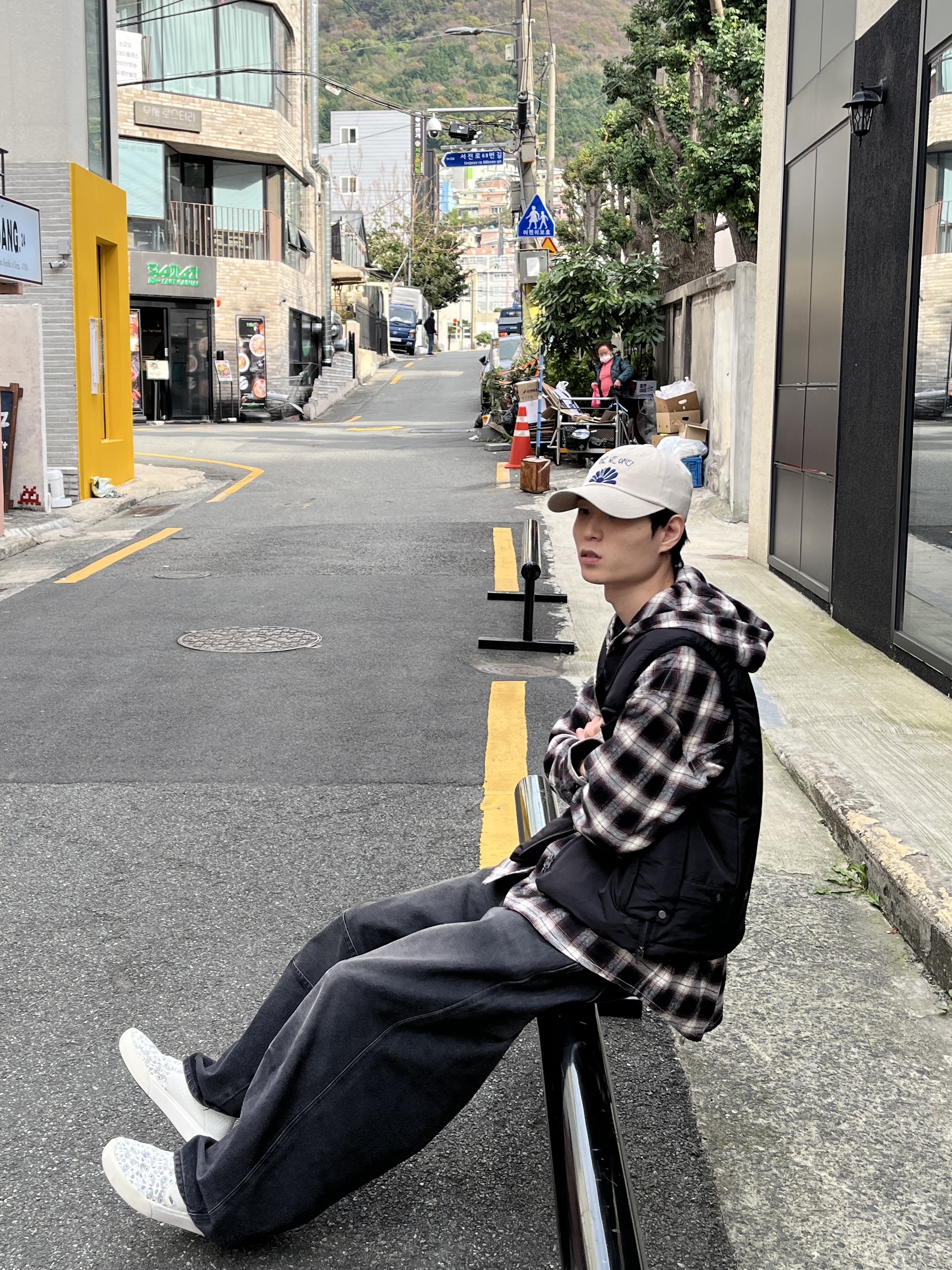 DVAN Daisy Rise Emb Ball Cap Beige 착용 스타일 - 3