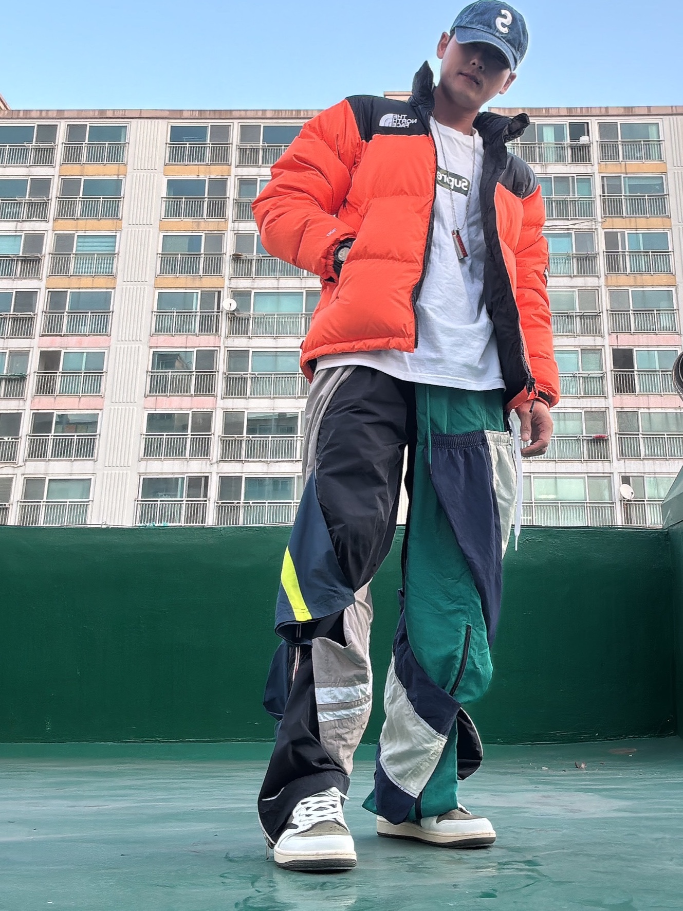 Supreme Kevlar Denim S Logo 6-Panel Indigo - 22SS, Supreme x The North Face Nuptse Orange - 16FW 착용 스타일 - 1