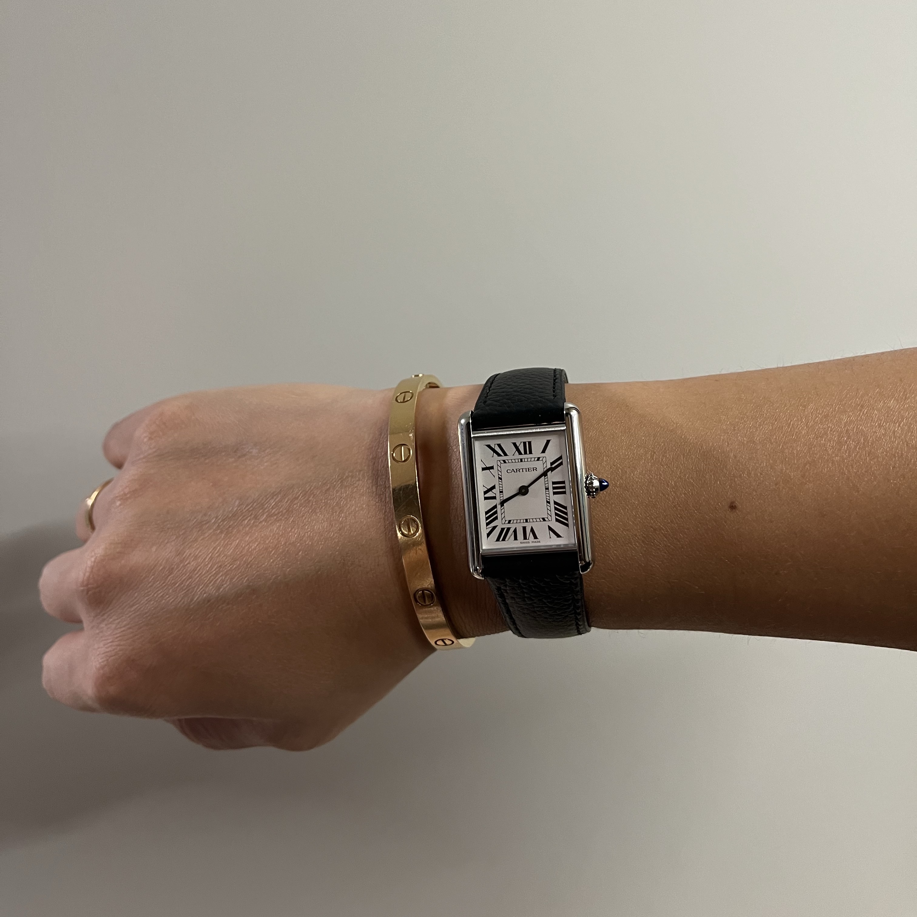 Cartier Tank Must Watch Large Quartz Steel Calfskin Black 착용 스타일