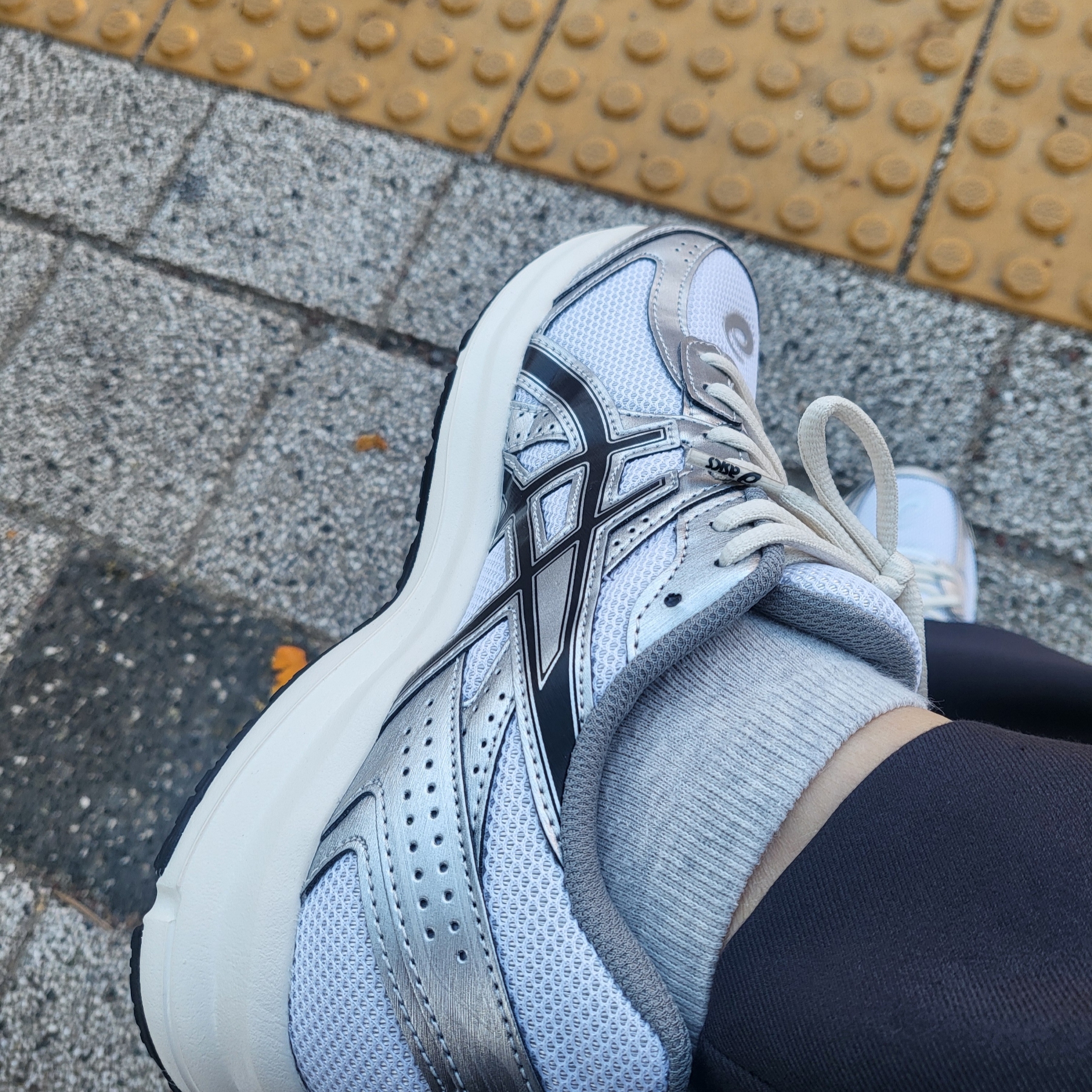Asics Jog 100 S White Black - 2E Wide 착용 스타일 - 2