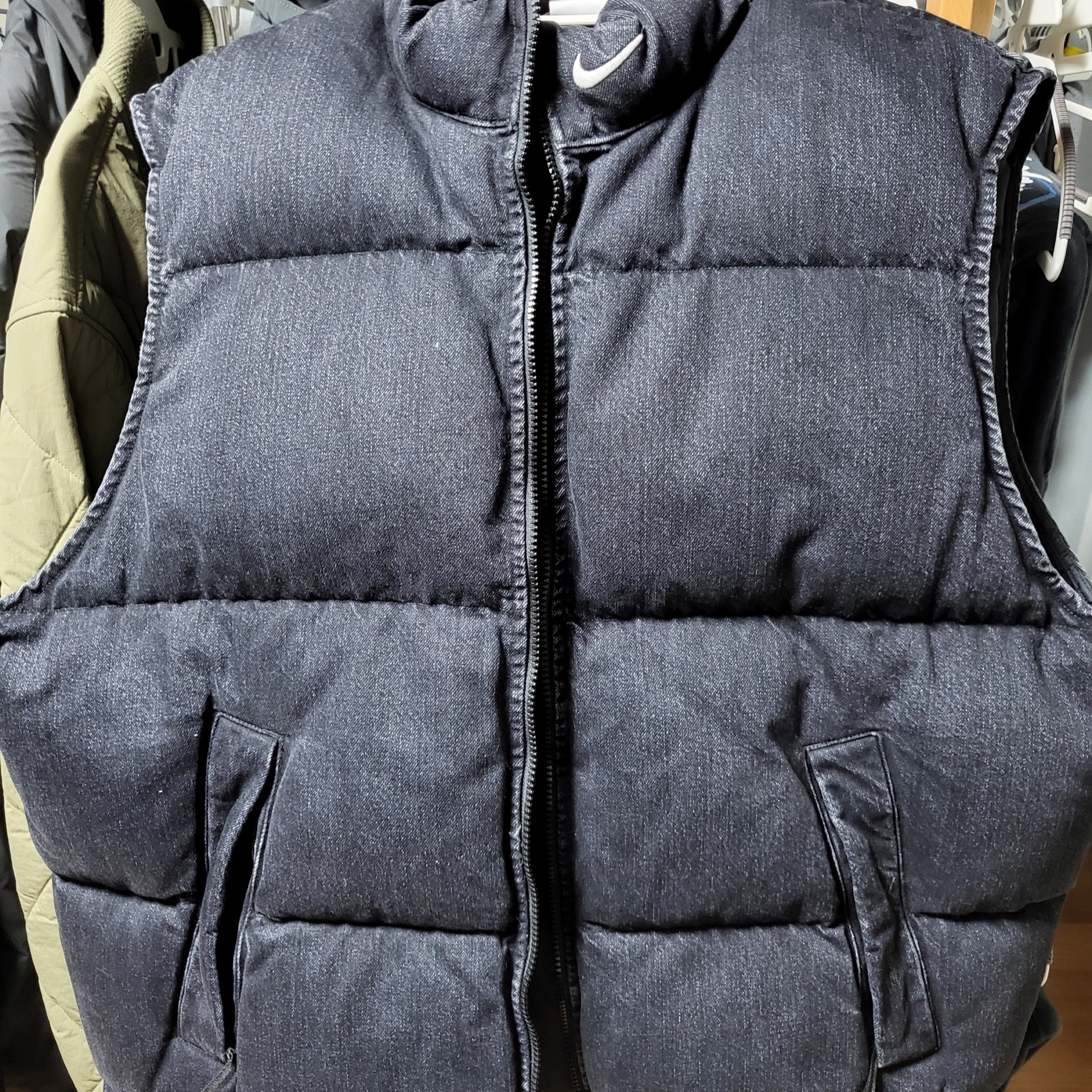 Supreme x Nike Denim Puffer Vest Black - 24SS 착용 스타일 - 2