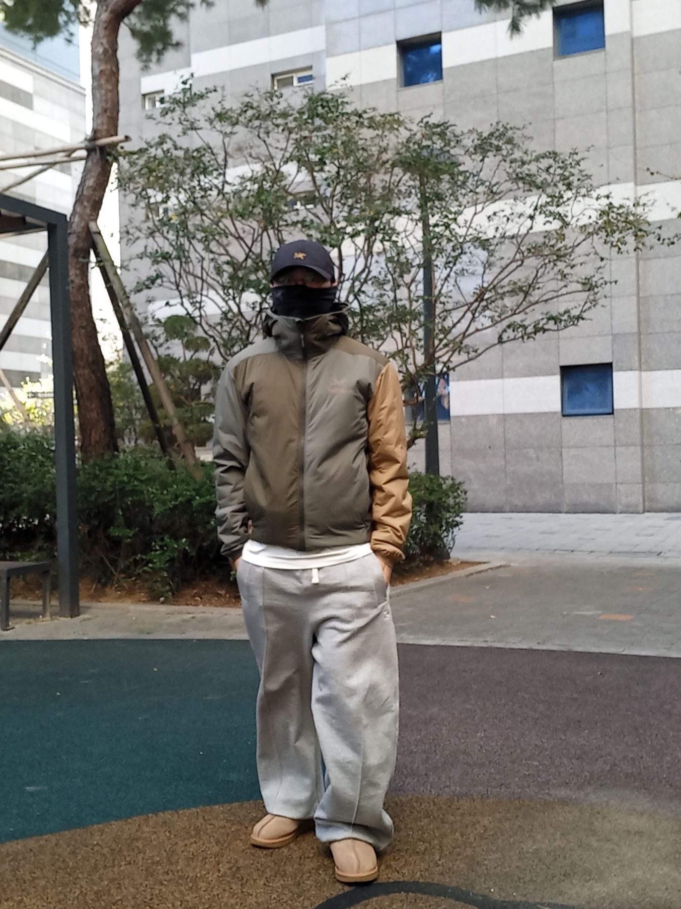 Arc'teryx Atom LT Hoody Tatsu Forage, UGG Tasman Slipper Chestnut 착용 스타일 - 5