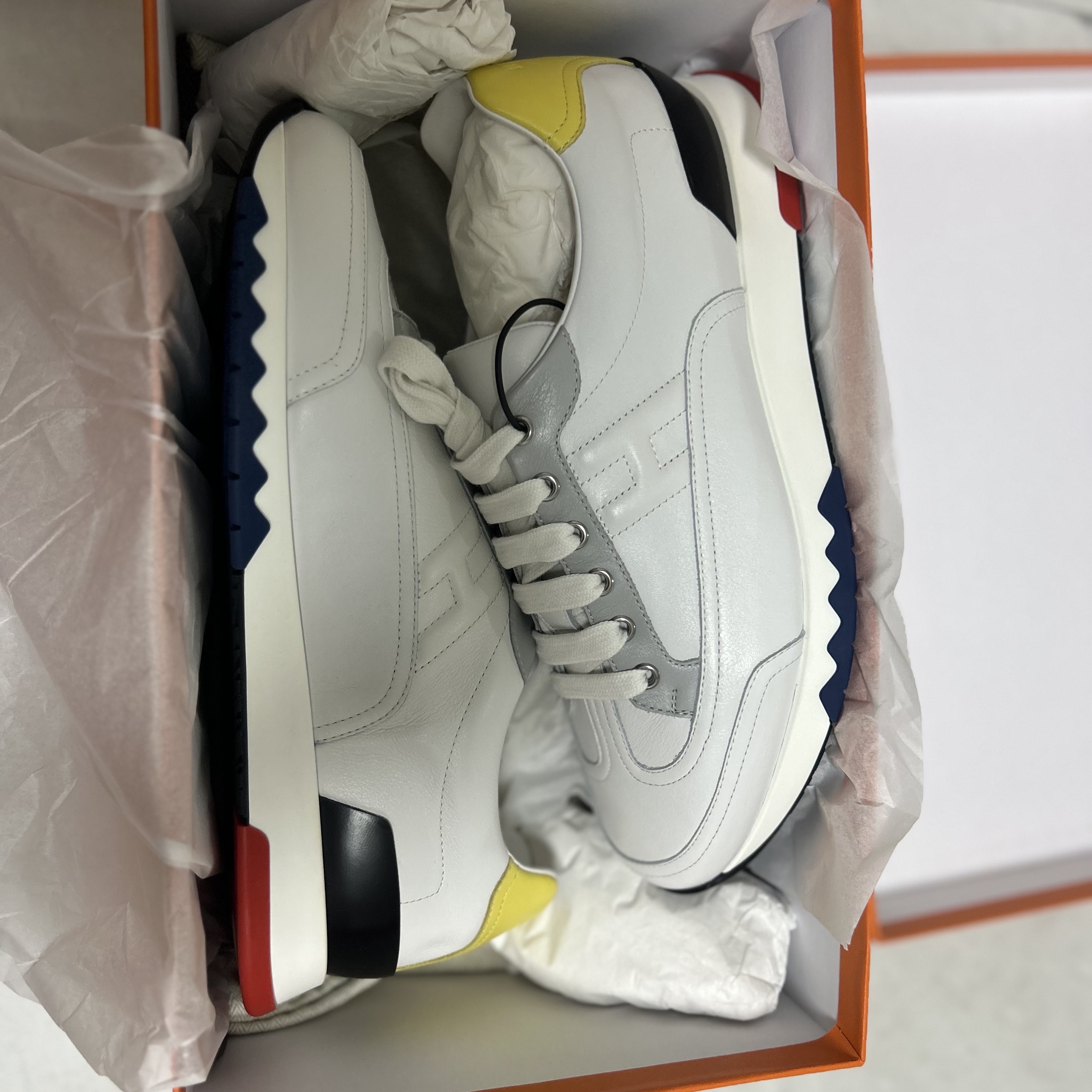 Hermes Trail Sneakers Calfskin & Multicolore Blanc 착용 스타일 - 2