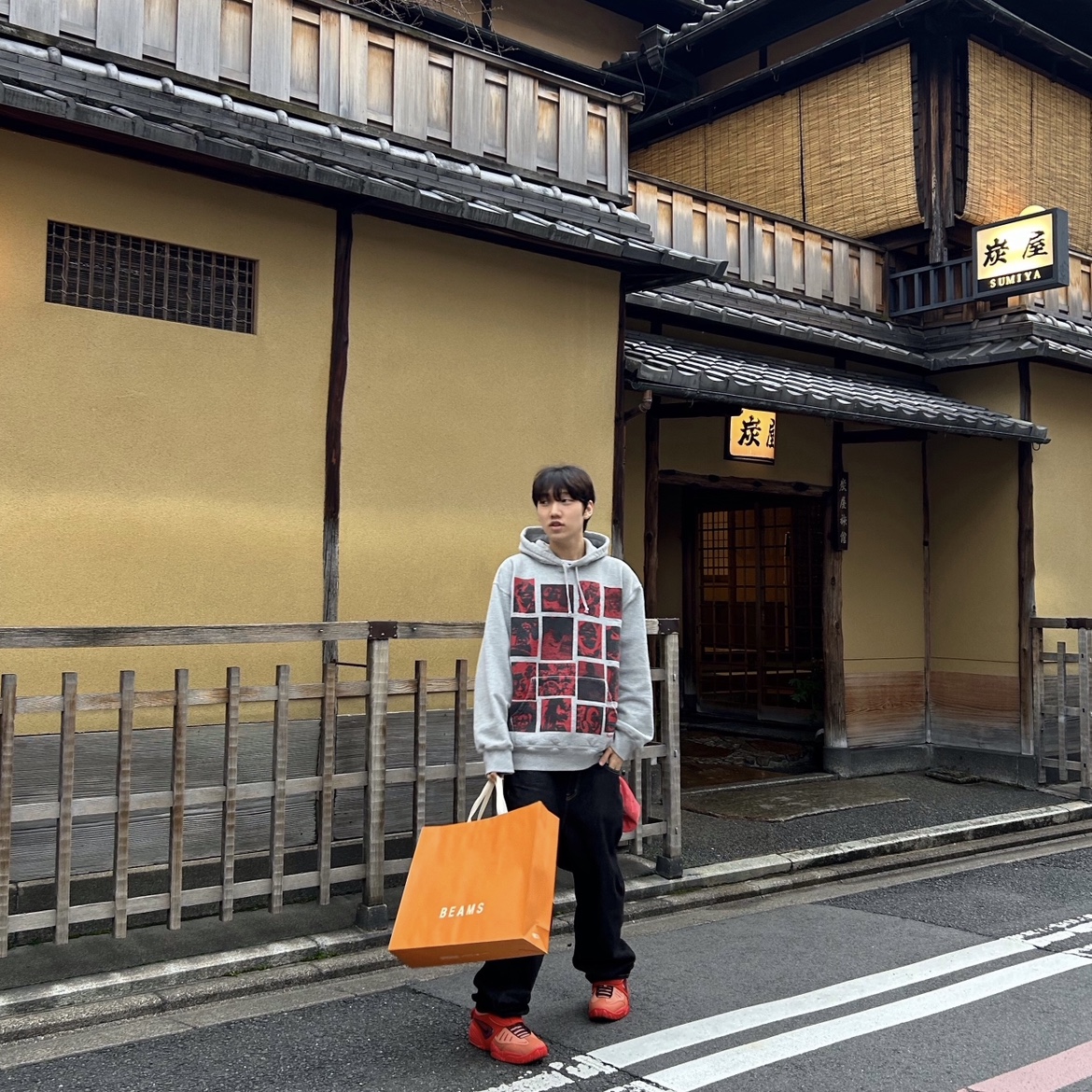 Supreme Collage Grid Hooded Sweatshirt Olive Brown - 21FW, Nike x Ambush Air Adjust Force SP Light Madder Root and Burgundy Crush 착용 스타일 - 1