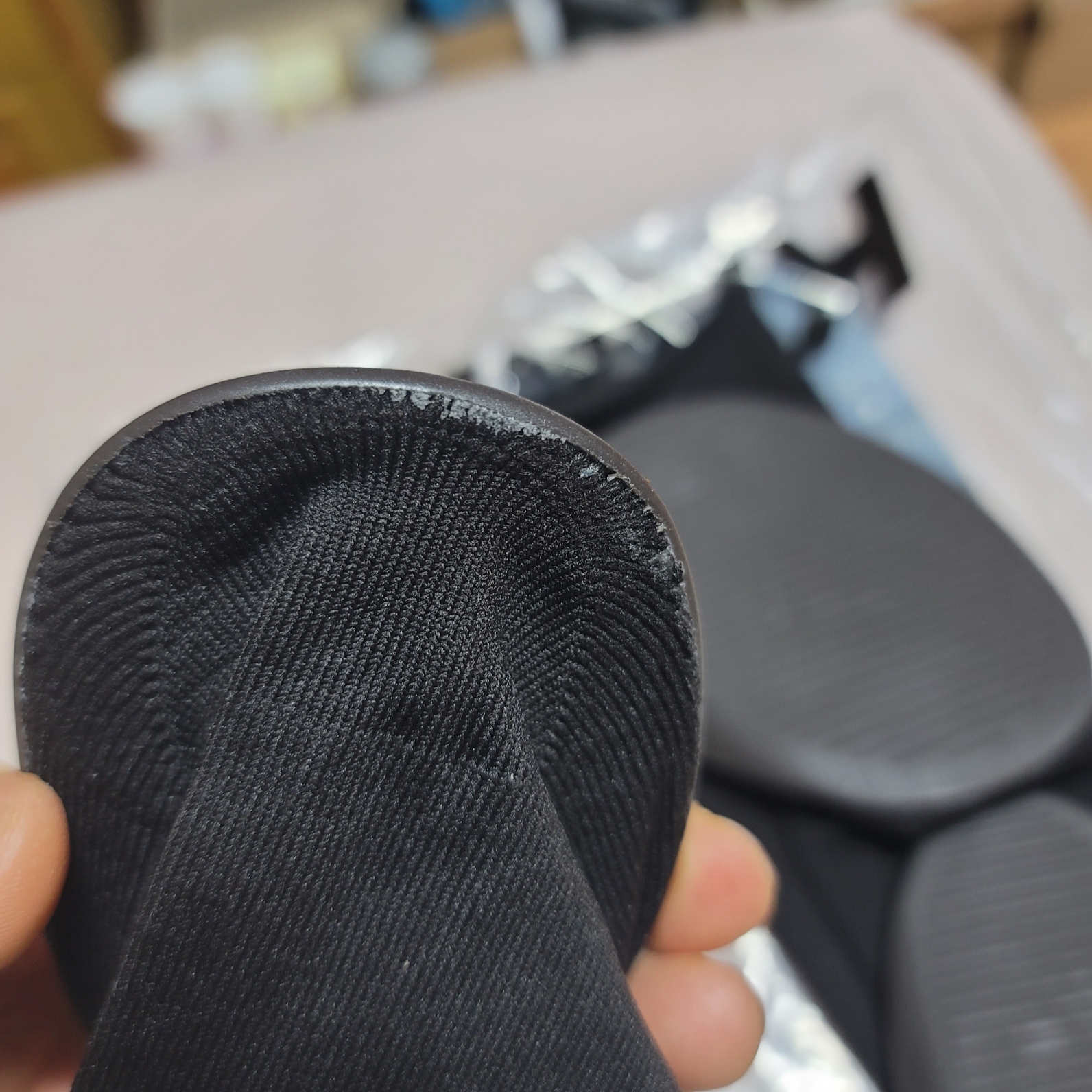 Yeezy YZY Pods Black 착용 스타일 - 2