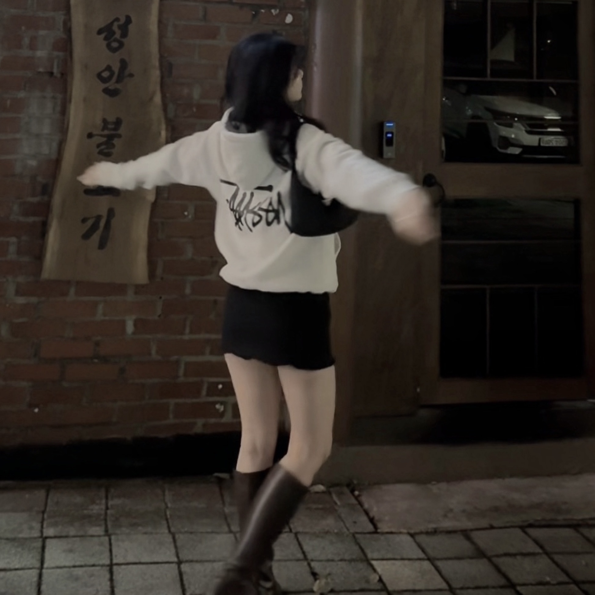 Stussy Basic Stussy Hoodie White 2022, Prada Re-Edition 2000 Re-Nylon Mini Shoulder Bag Black 착용 스타일