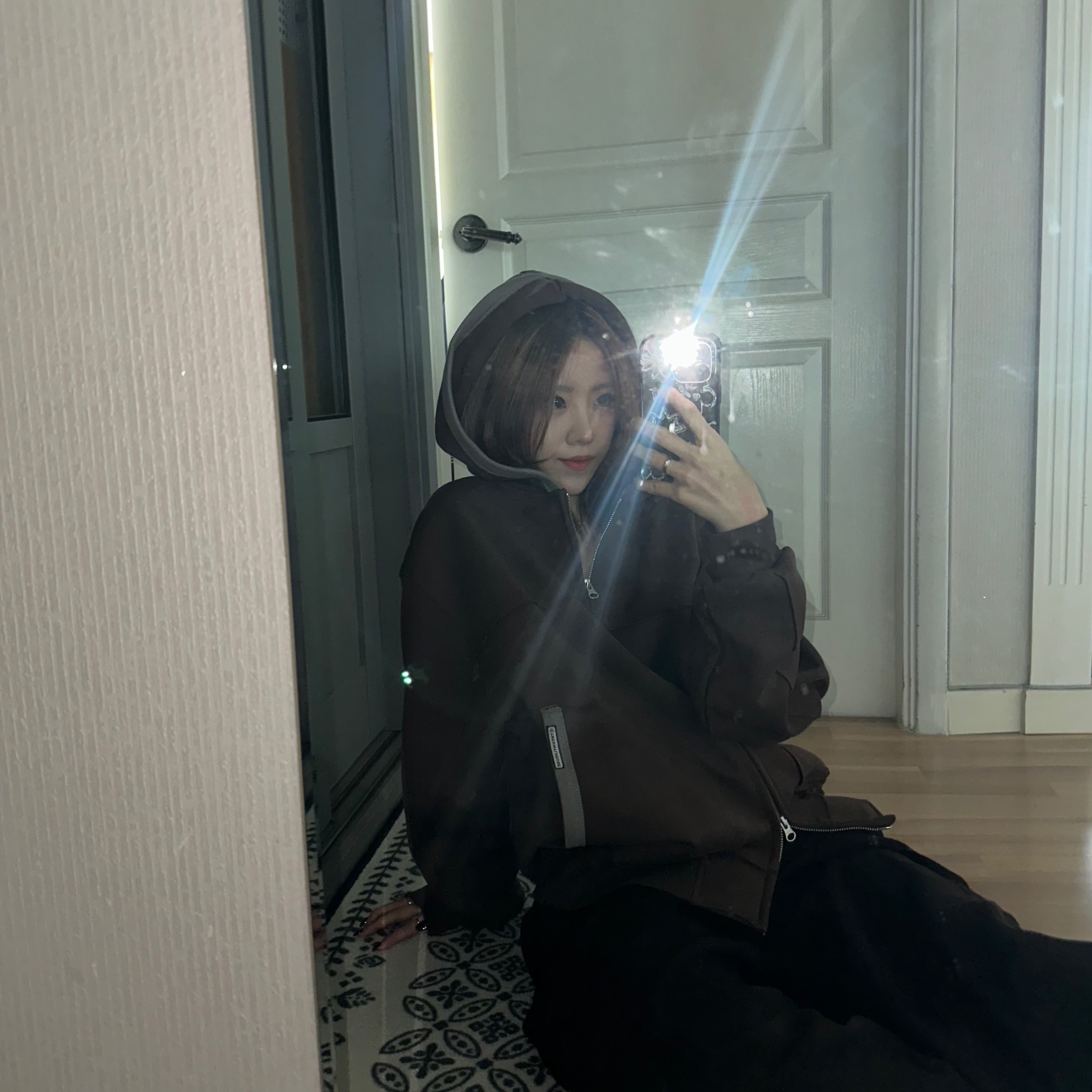 Thevinylhouse Cut Off Hoodie Zip-Up Brown 착용 스타일 - 1