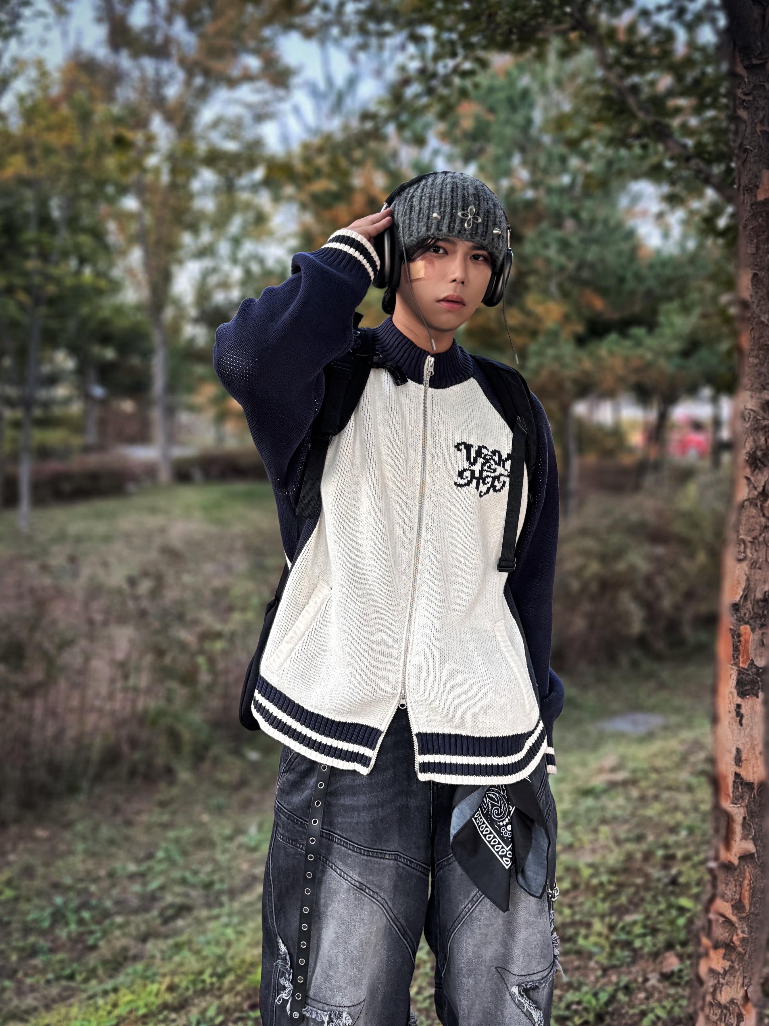 Apple AirPods Max Lightning Space Gray (Korean Ver.), Balenciaga 10XL Sneakers White Grey Silver Black 착용 스타일 - 3
